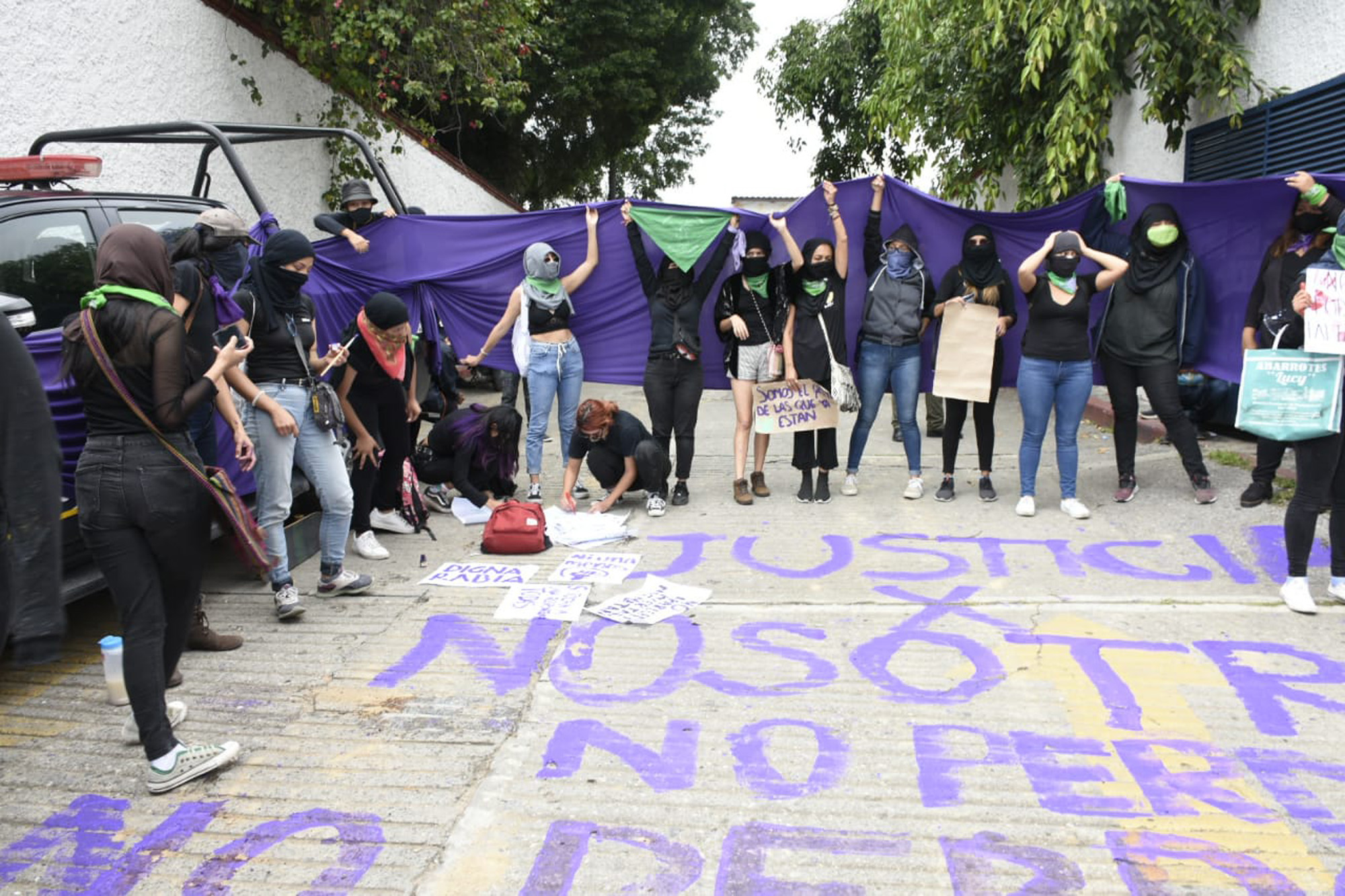 Colectivas protestando por justicia afuera de la Fiscalía. Foto Máximo Cerdio