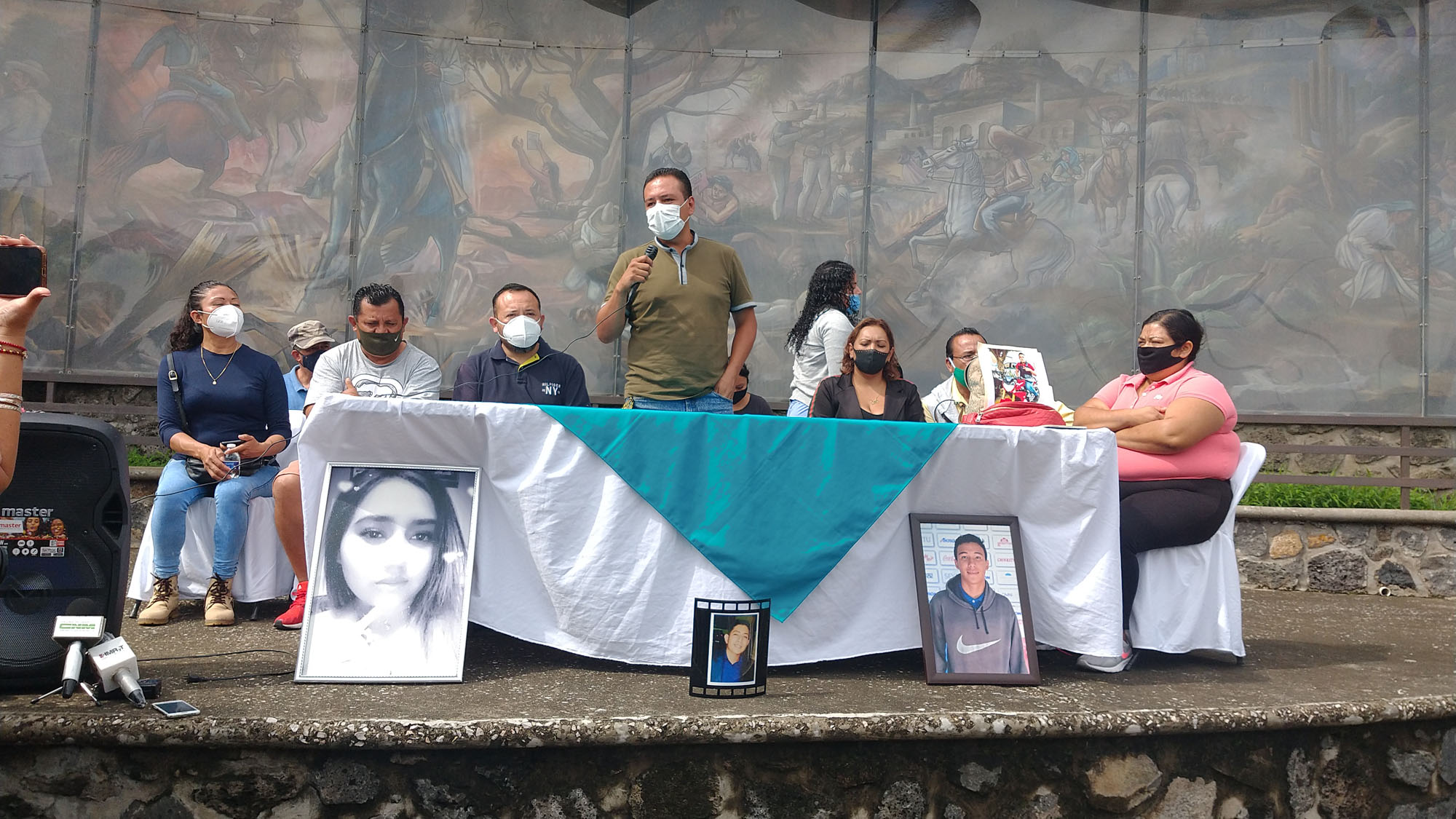 Padres de jóvenes asesinados en la barona. Foto cortesía