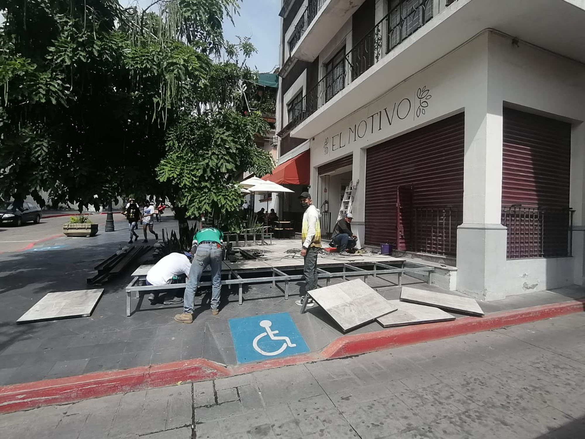 Plataforma instalada afuera de restaurante El Motivo. Foto de Máximo Cerdio