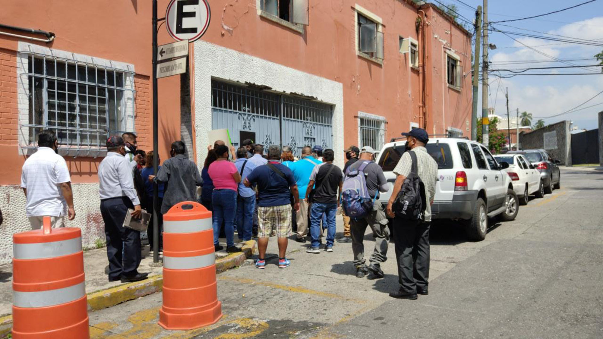 Policías jubilados afuera de instalaciones de Tesorería Municipal. Foto cortesía