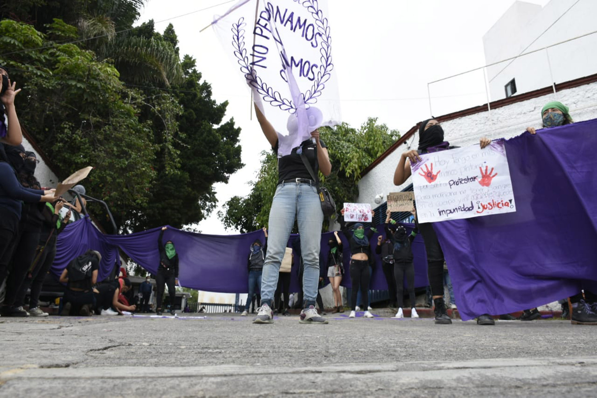 Protesta de mujeres afuera de la Fiscalía. Foto Máximo Cerdio