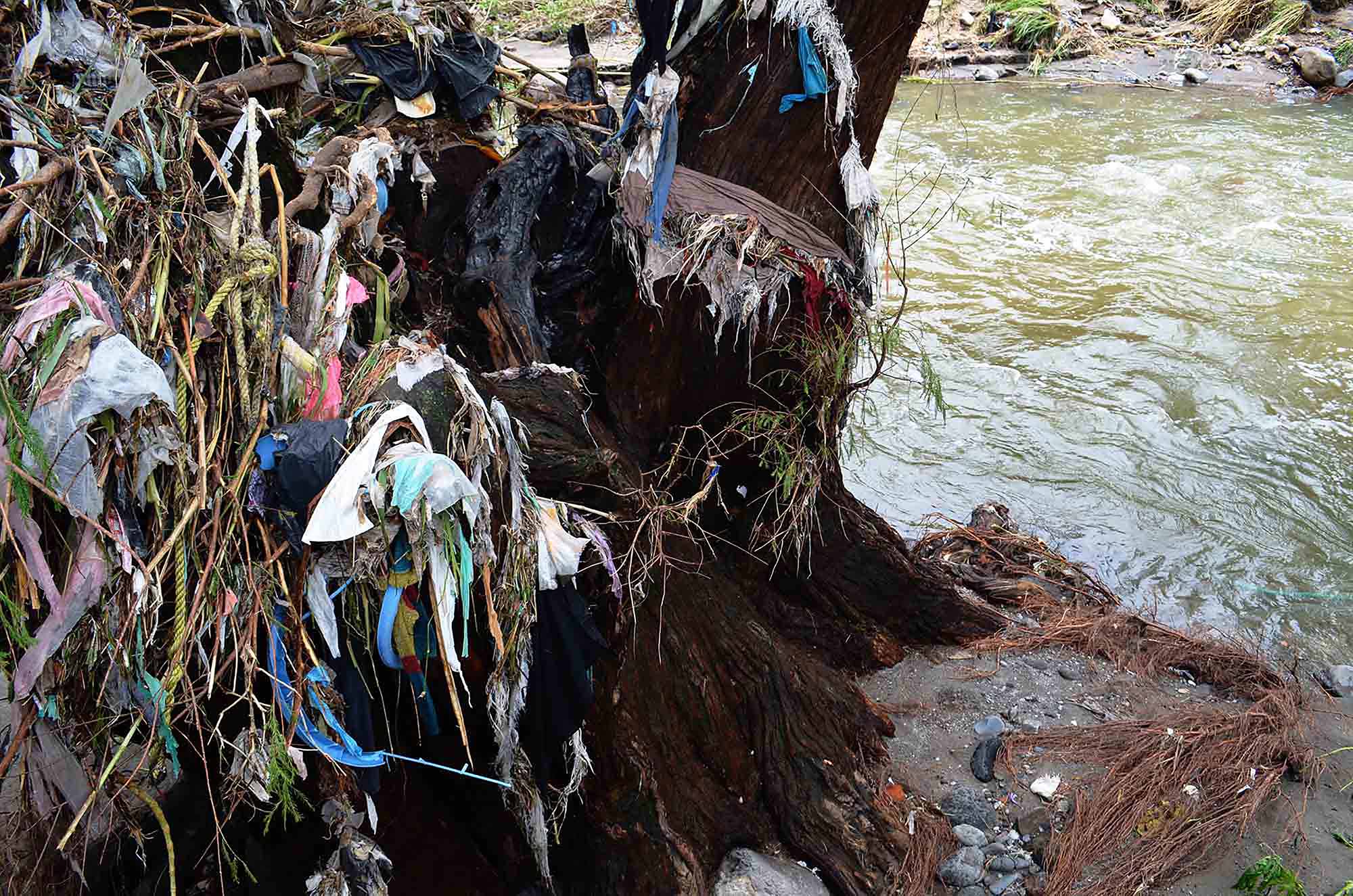 Basura en el río