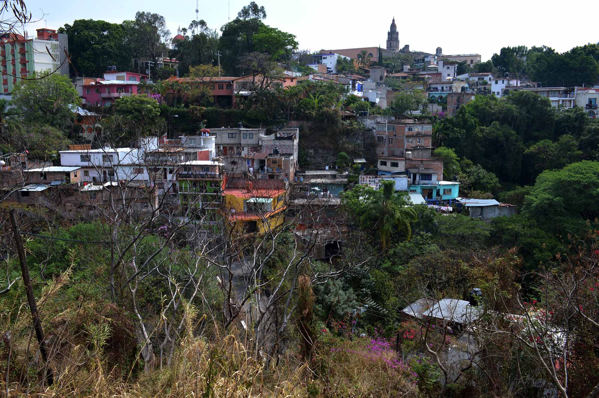 Vista de la barranca de Anaco con edifico nuevos construidos en las orillas