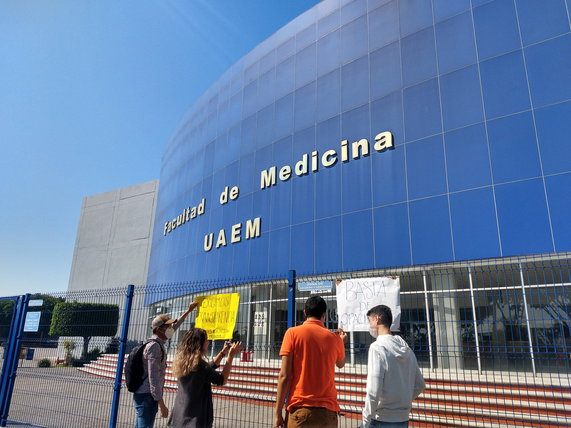 Estudiantes frente la facultad de Medicina de la UAEM. Foto cortesía