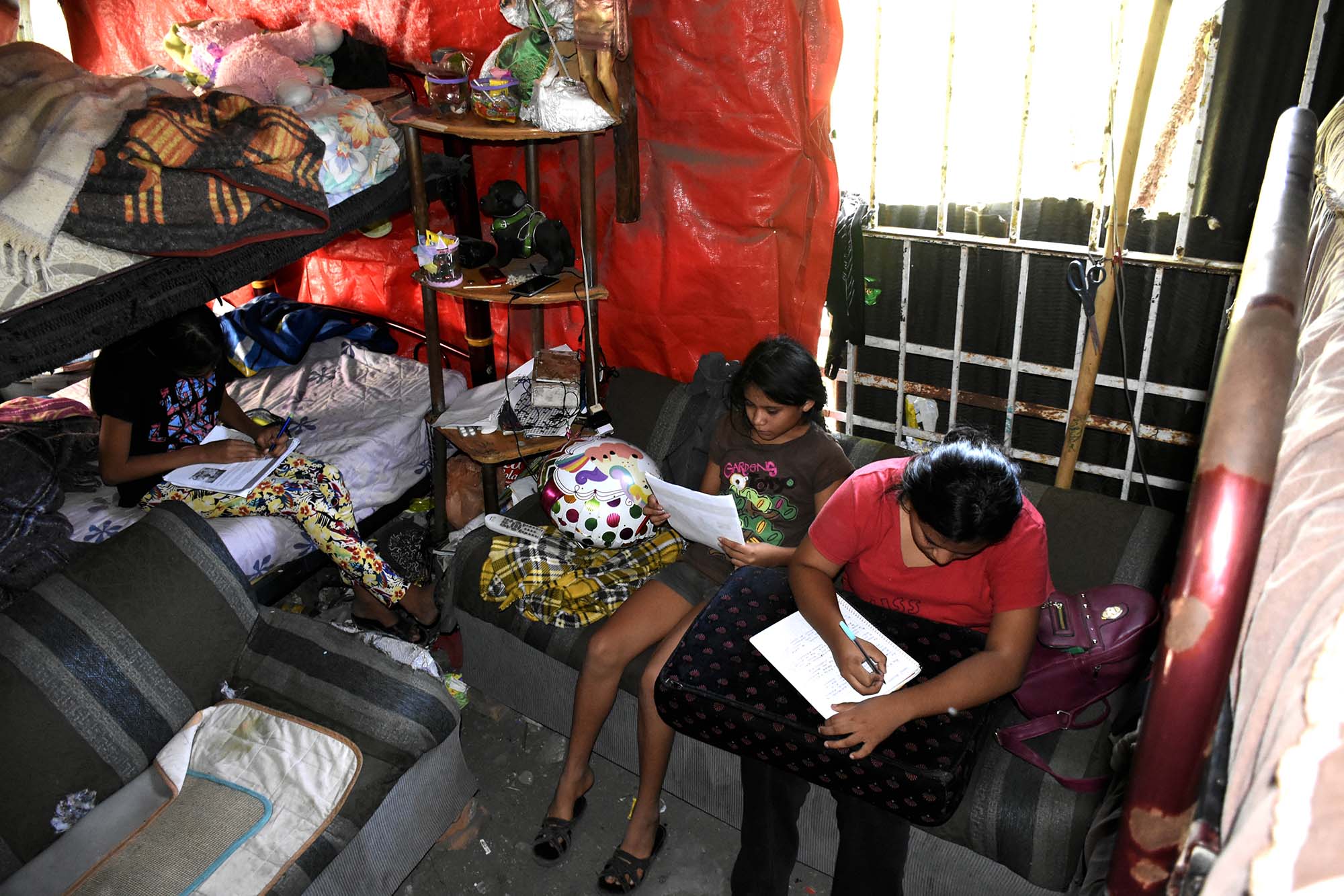 Saraí, Melani y Maritza estudiando en sus literas