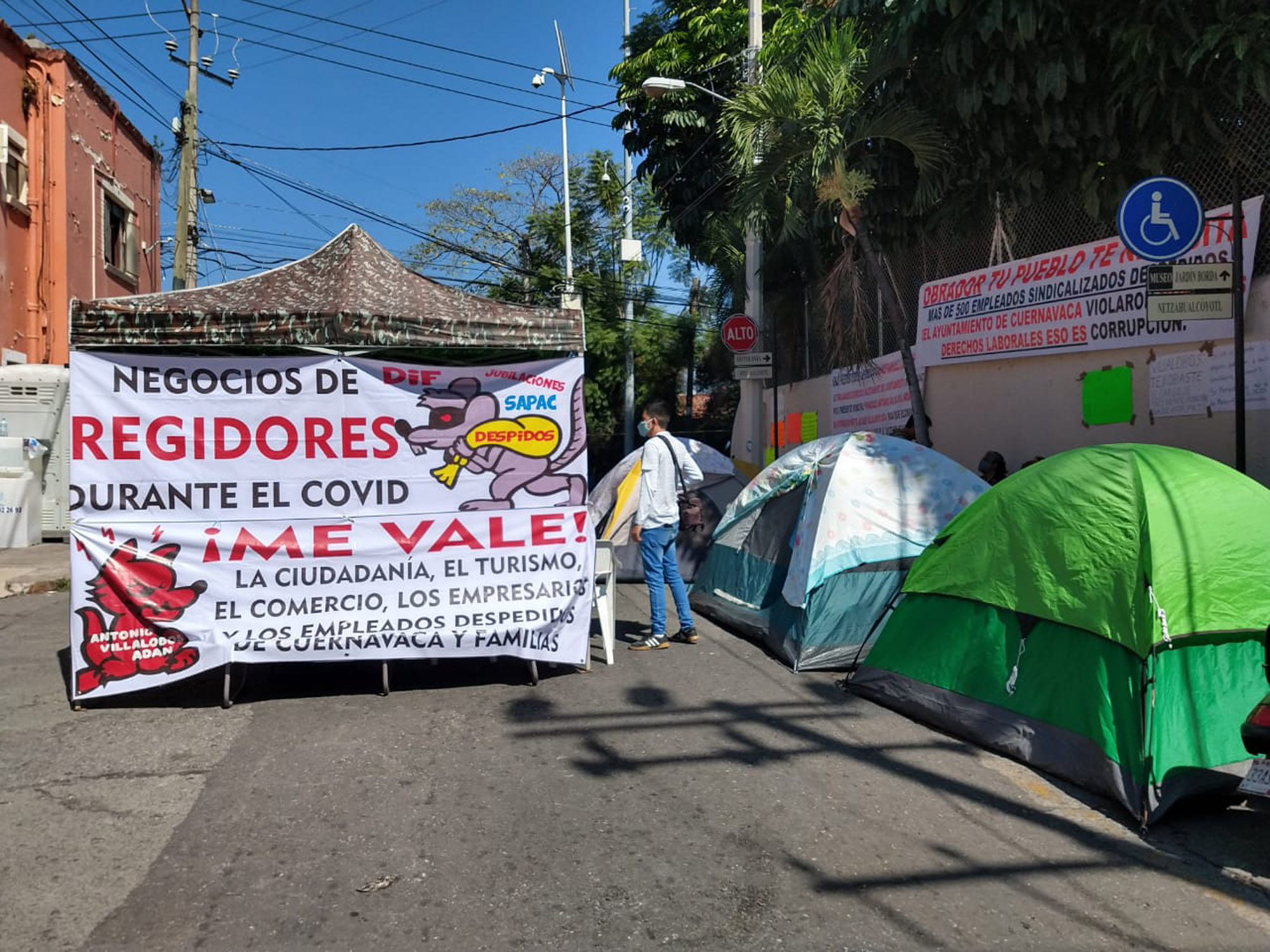 Ex Trabajadores del Ayuntamiento de Cuernavaca en plantón. Foto cortesía