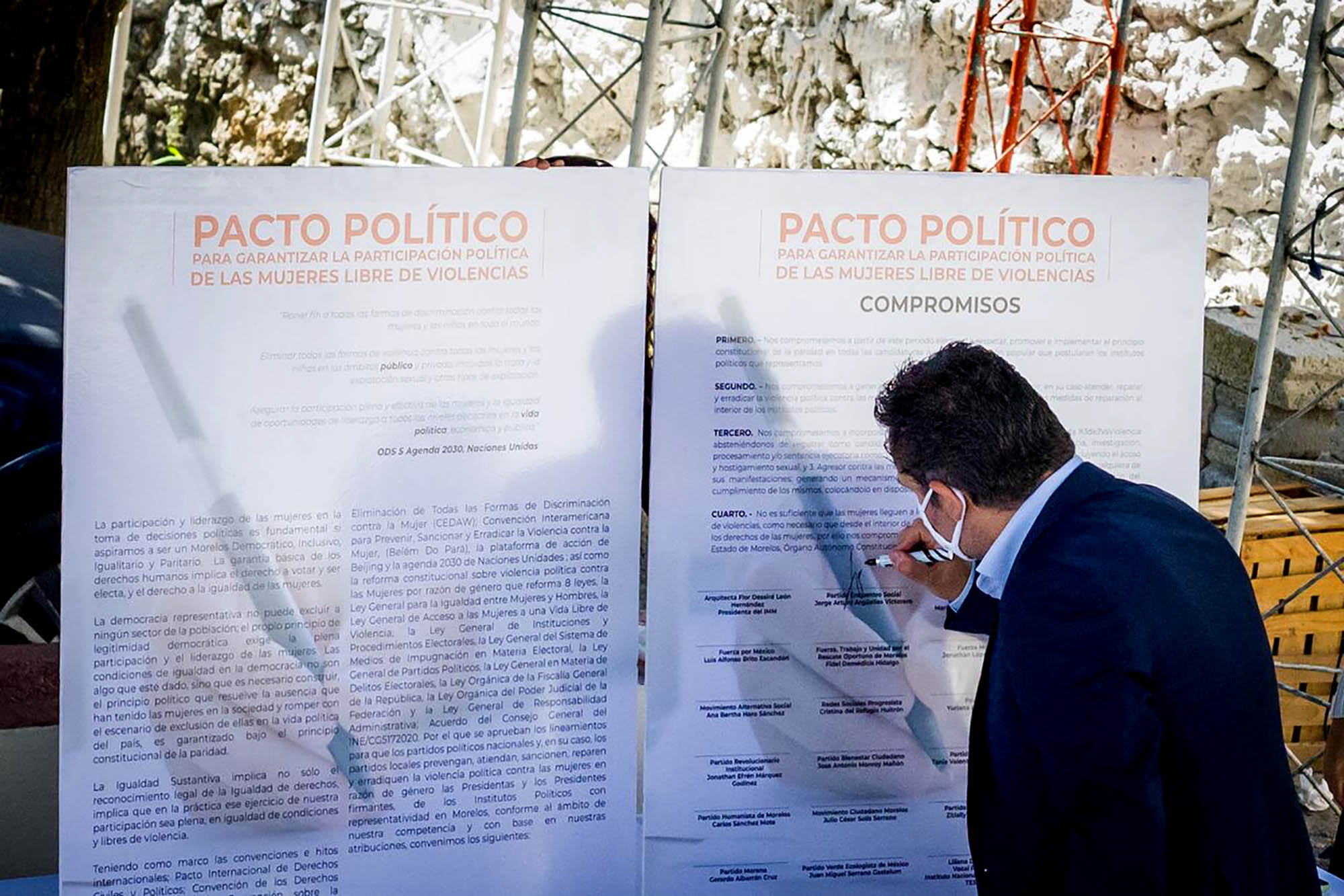 Jorge Argüelles firmando