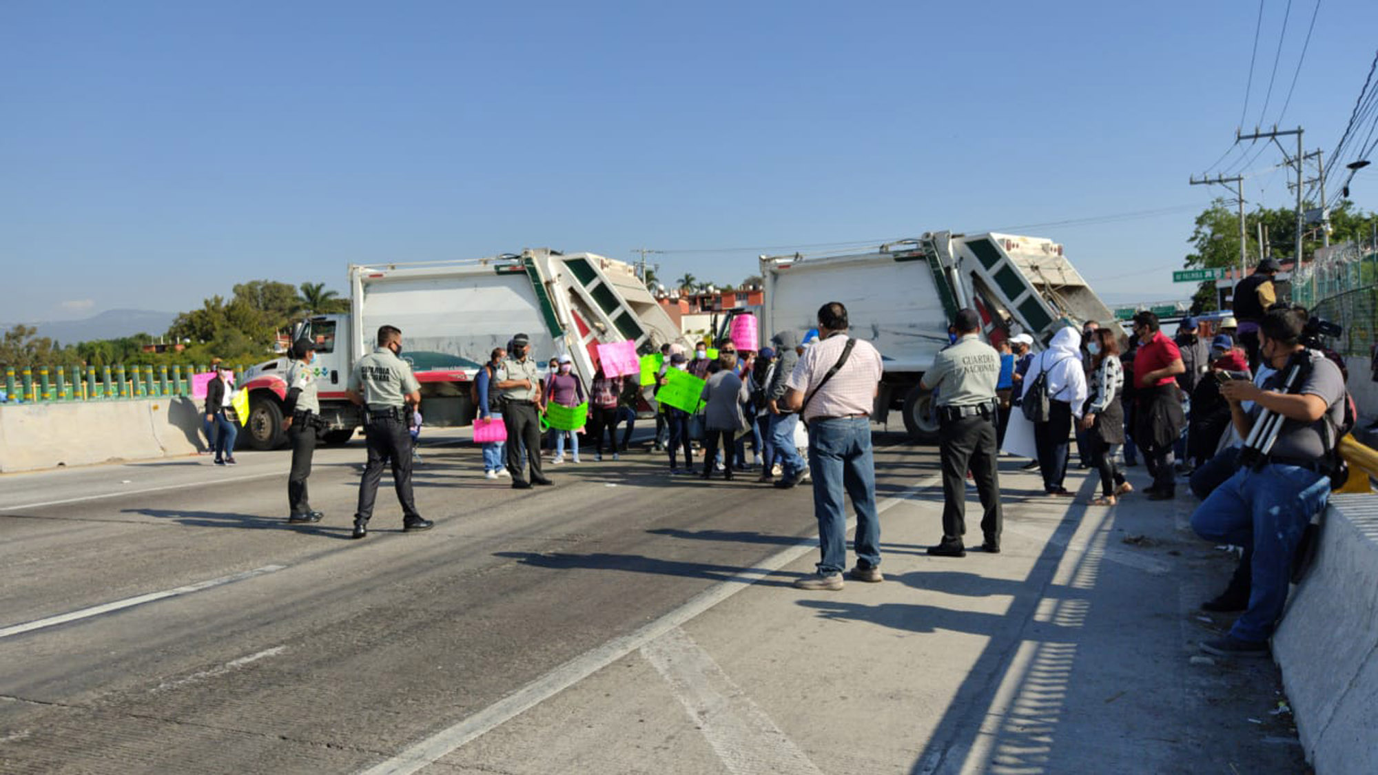 Bloqueo de trabajadores del ayuntamiento de Puente de Ixtla. Foto cortesía