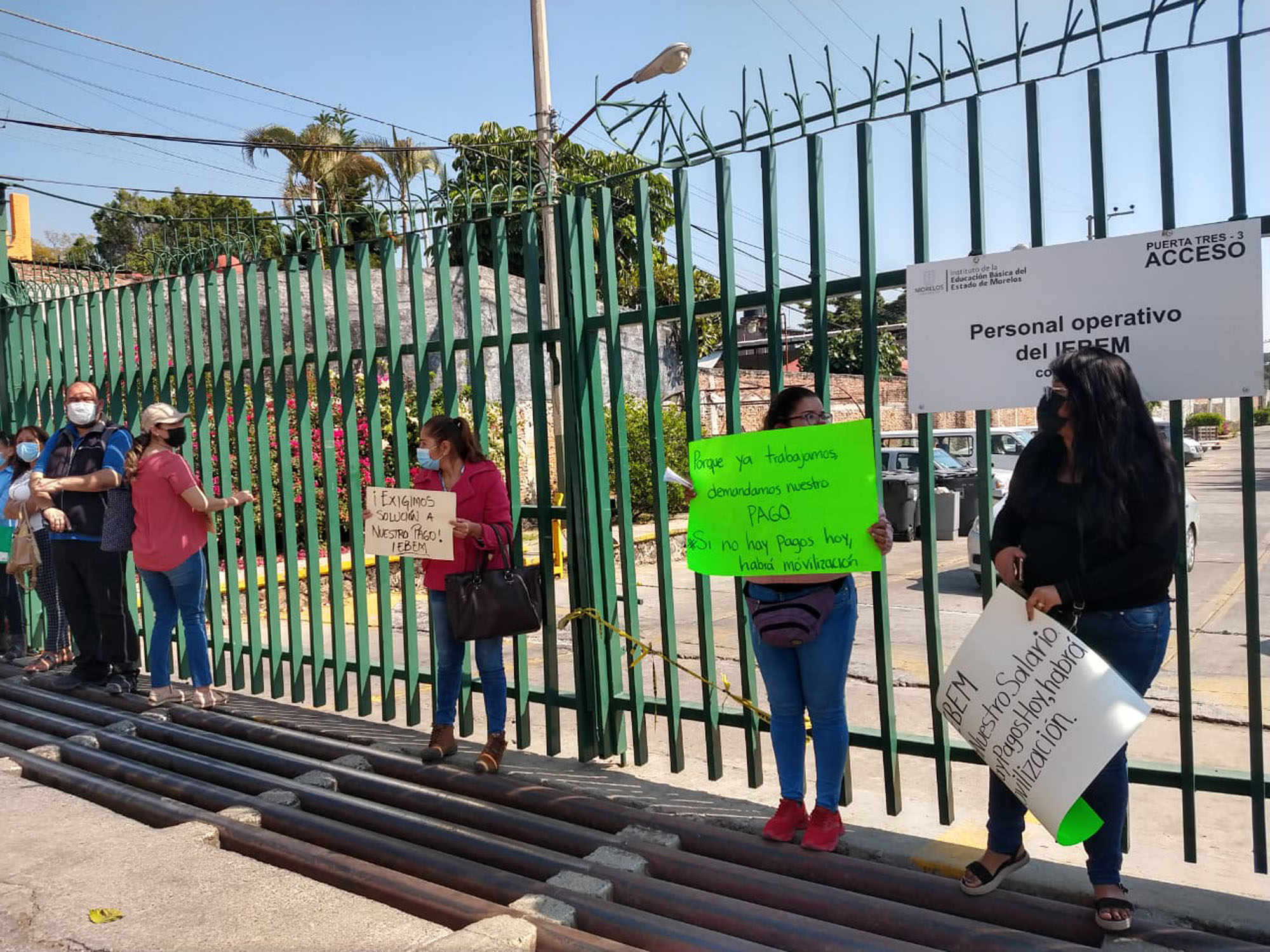 Maestros en protesta afuera del IEBEM. Foto cortesía