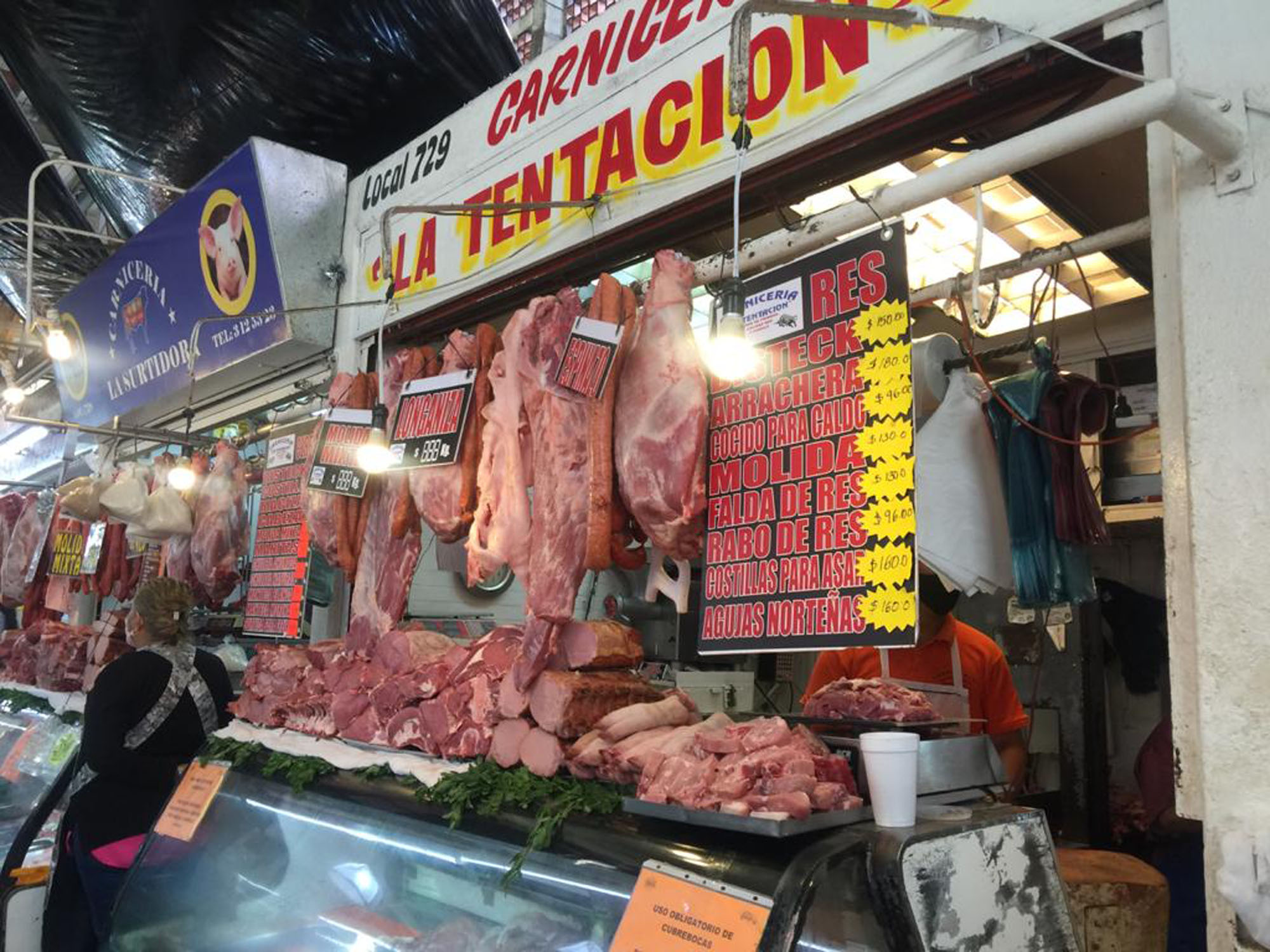 Negocio de carnes en el mercado Adolfo López Mateos. Foto cortesía