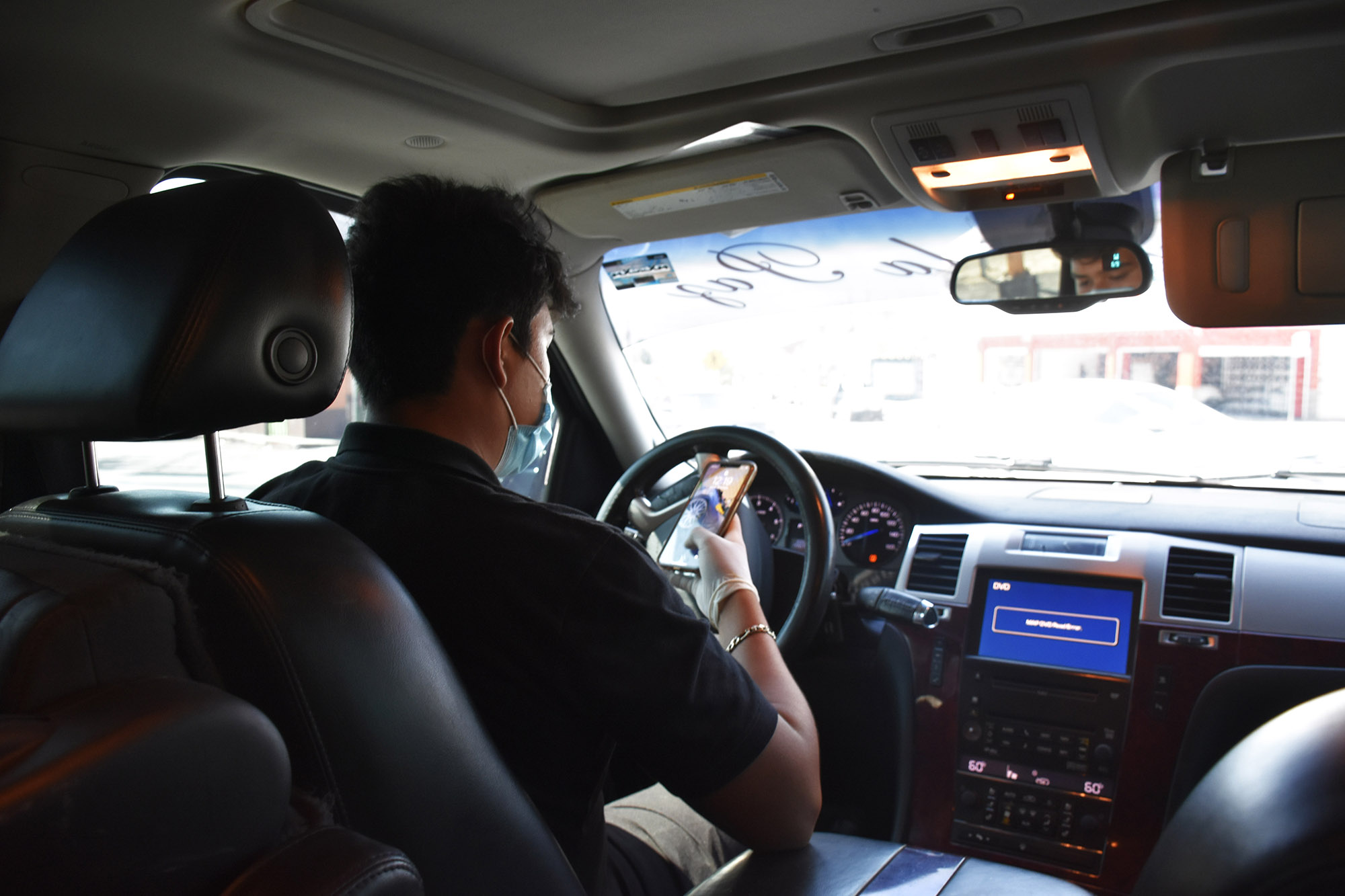 Javier Alejandro conduciendo una carroza