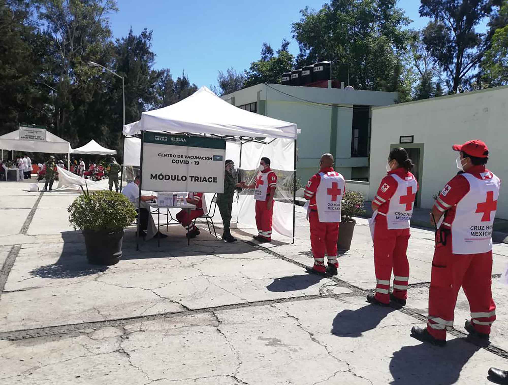 Paramédicos haciendo fila para ser vacunados 