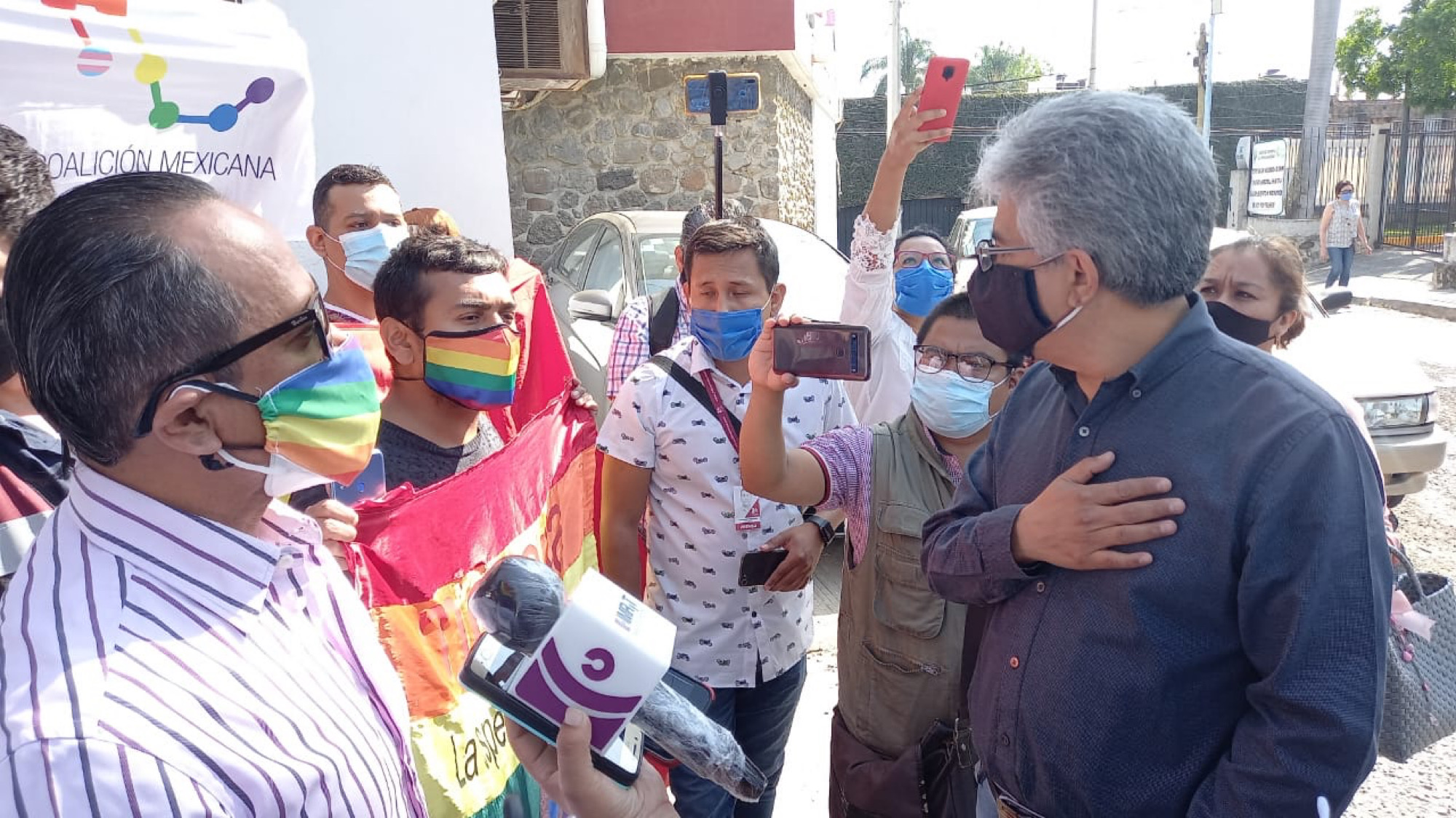 Confrontación de comunidad LGBT a presidente de IMPECAC. Foto cortesía 