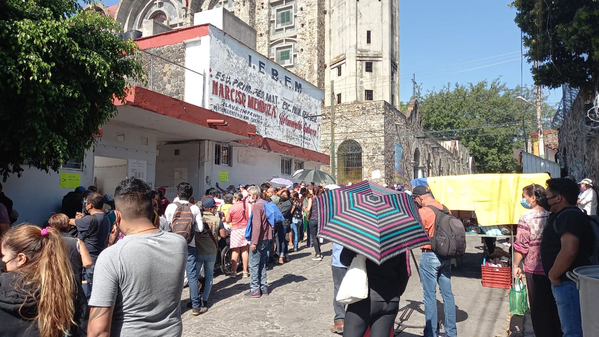 Fila peatonal en escuela primaria Narciso Mendoza en Amatitlán, Foto cortesía