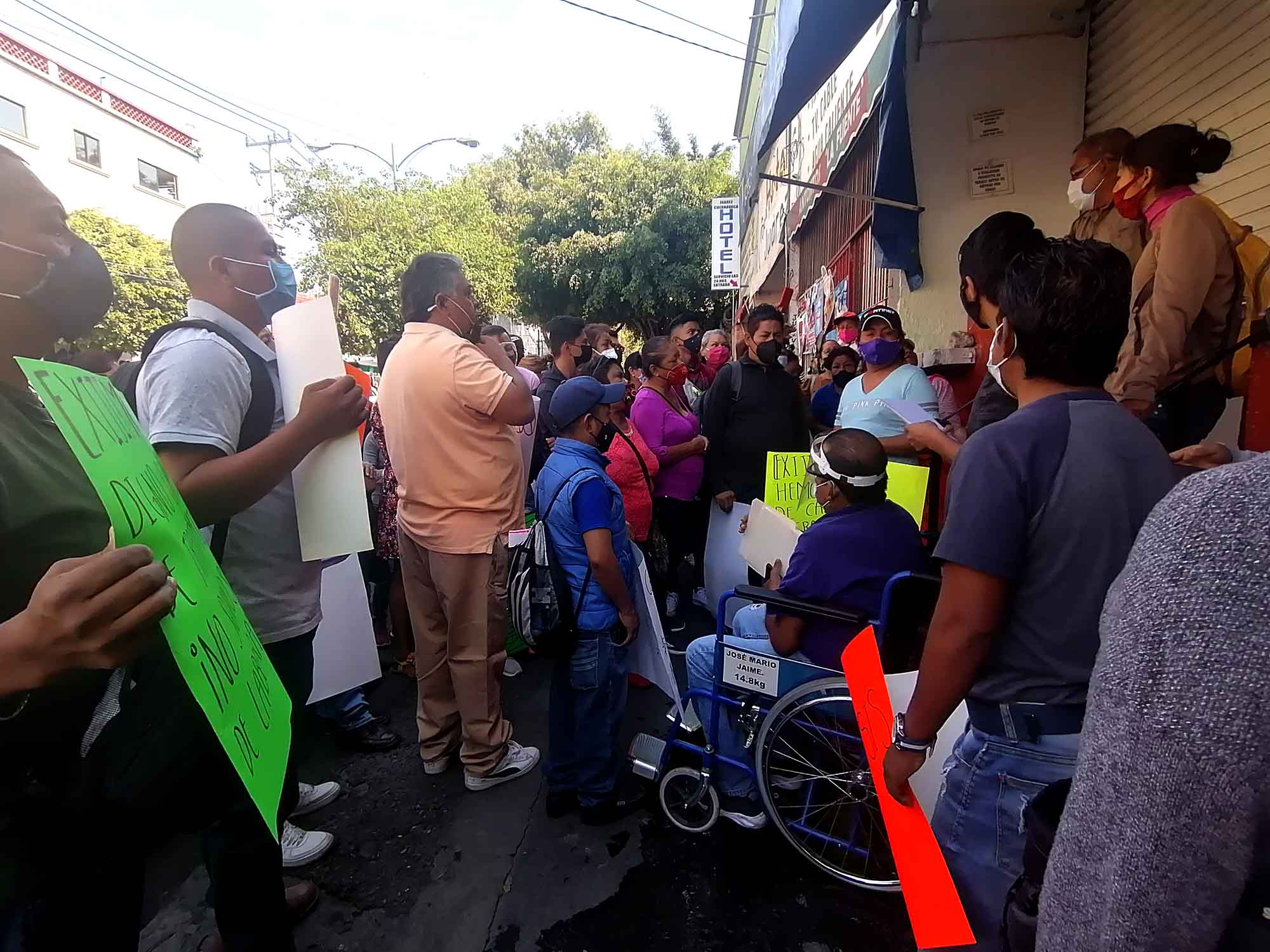 Protestan contra el IMSS