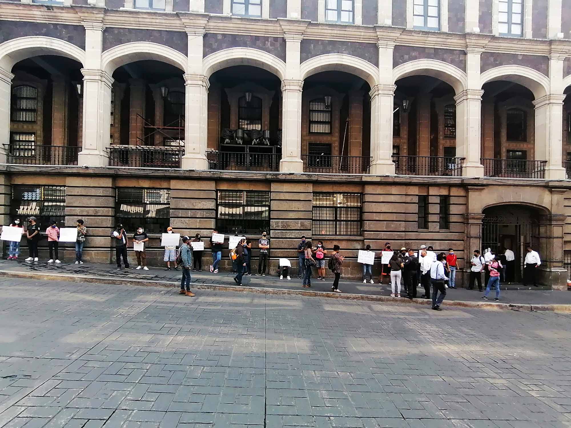 Estudiantes hacen cadena humana