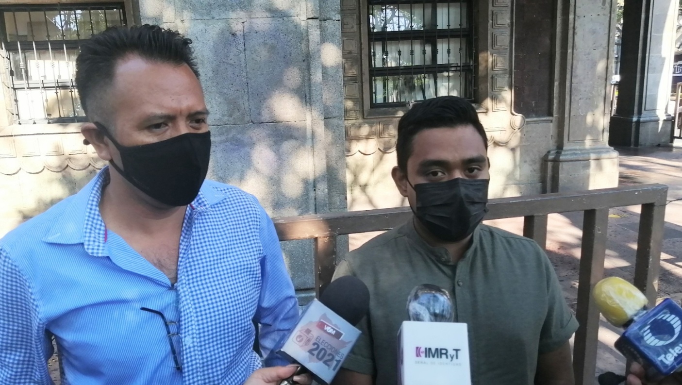 Estudiante en conferencia de prensa 