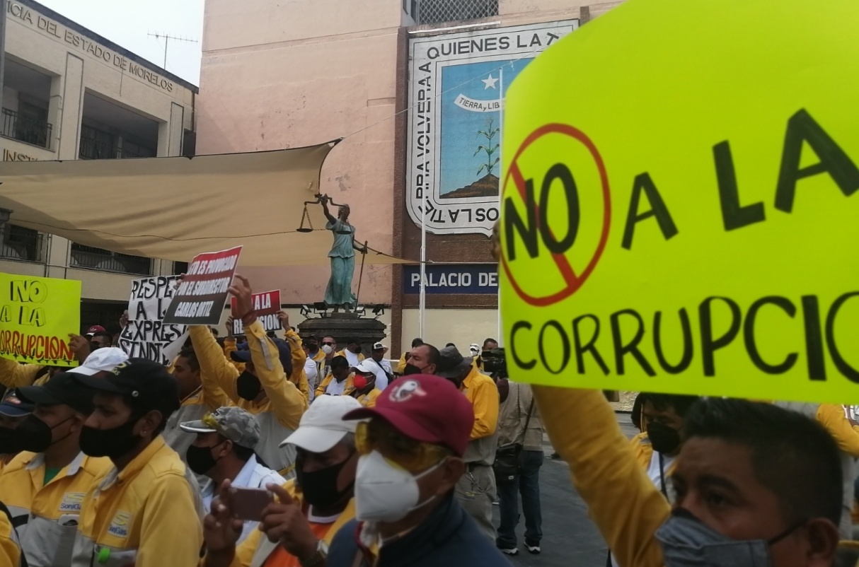 Trabajadores despedidos protestan 