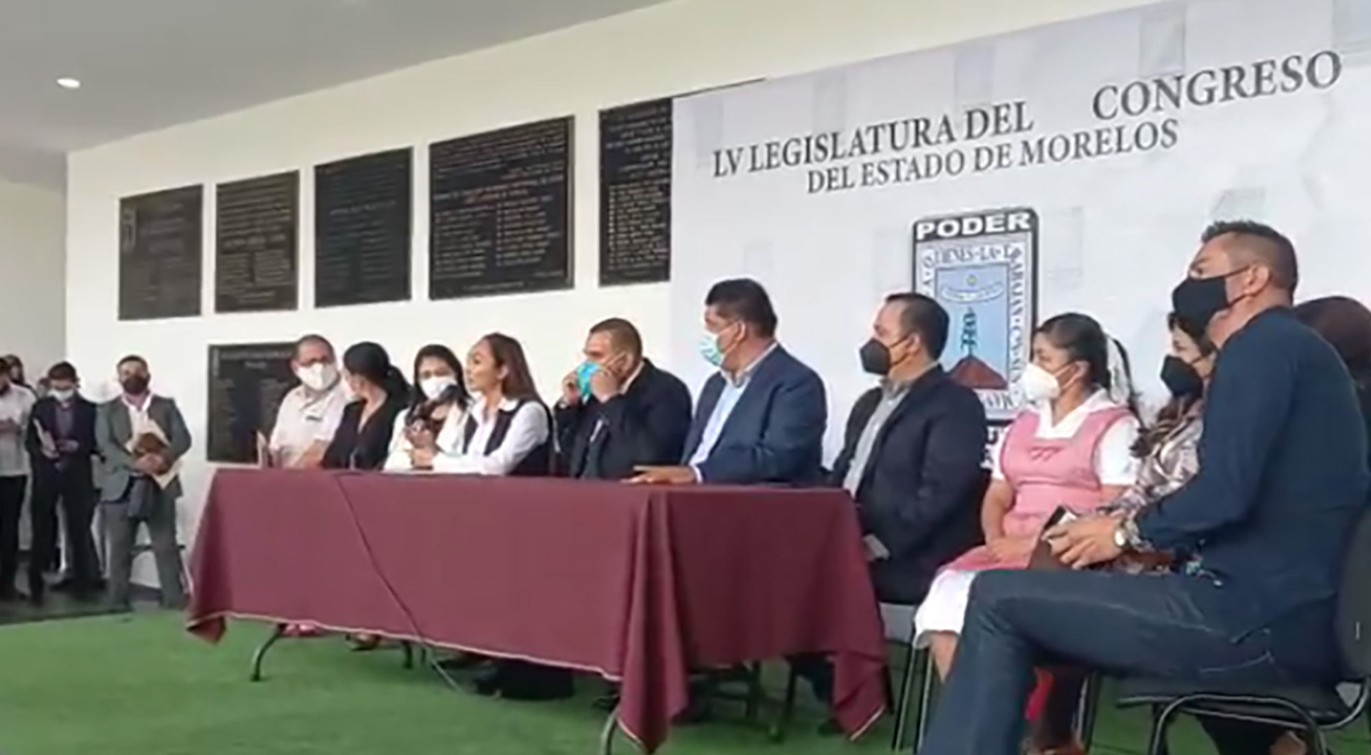 Diputados en conferencia de prensa 