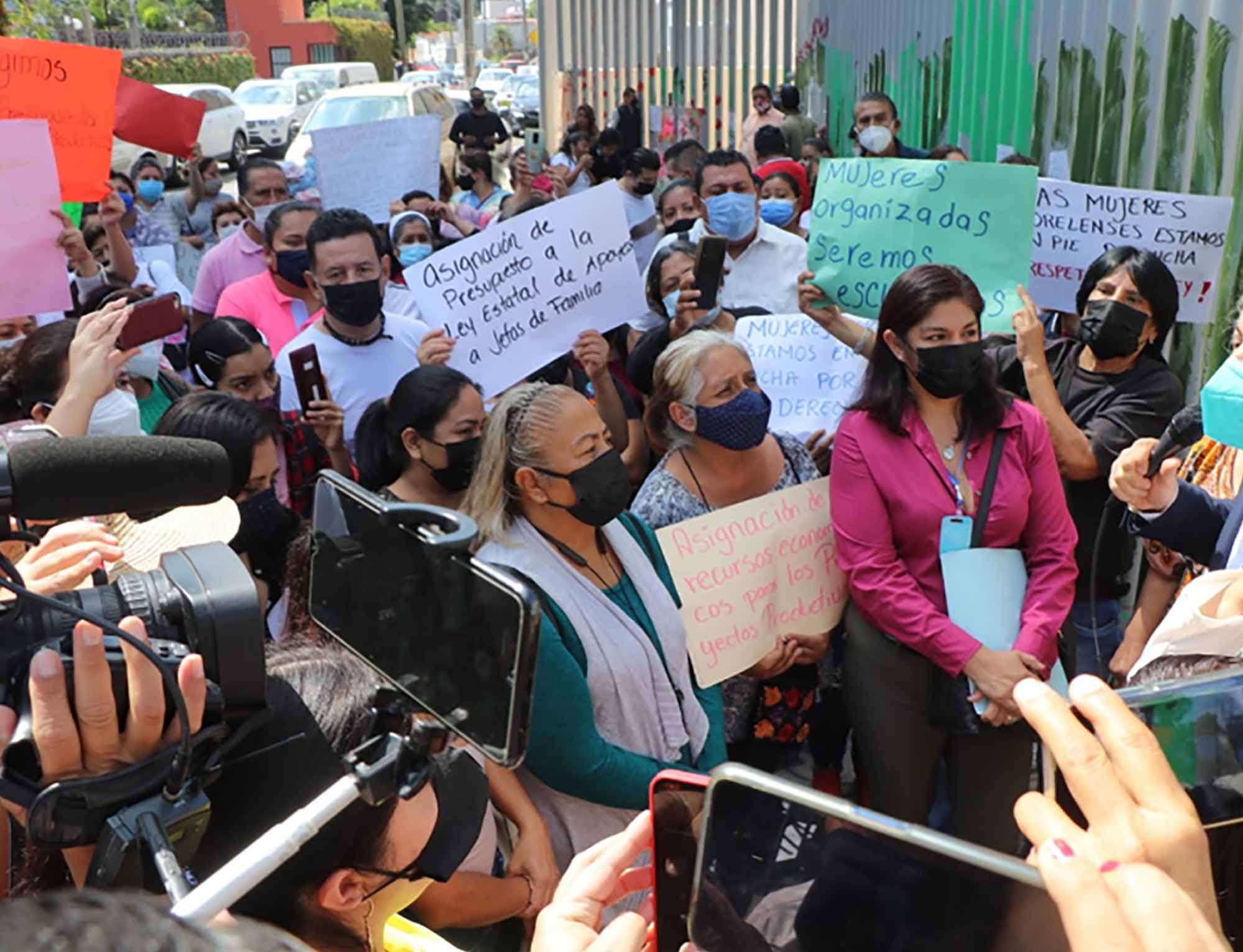 Jefas de familia protestan en Congreso 