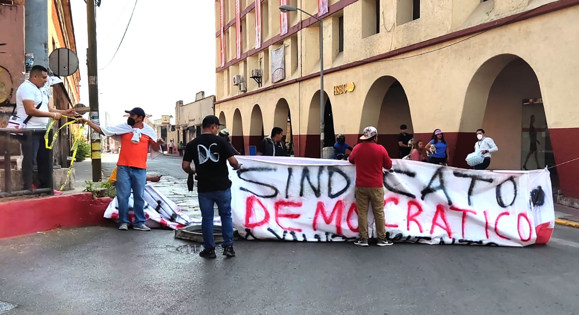 Bloqueo de trabajadores por falta de pago