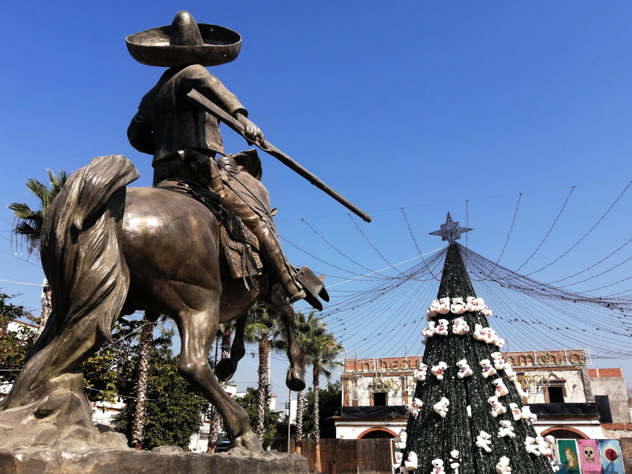 Foto escultura Zapata y ex ayuntamiento