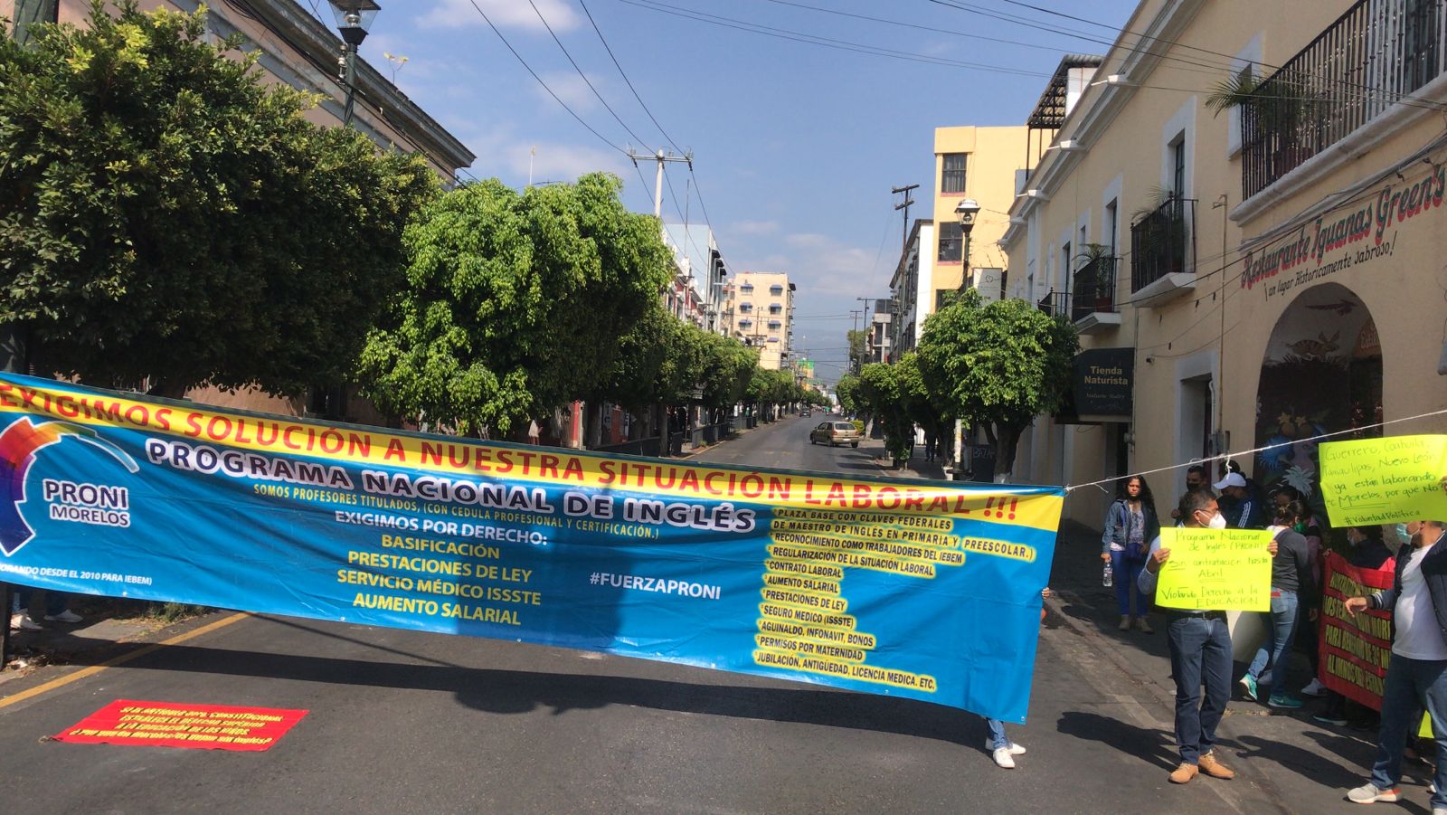 Protesta maestra de inglés 