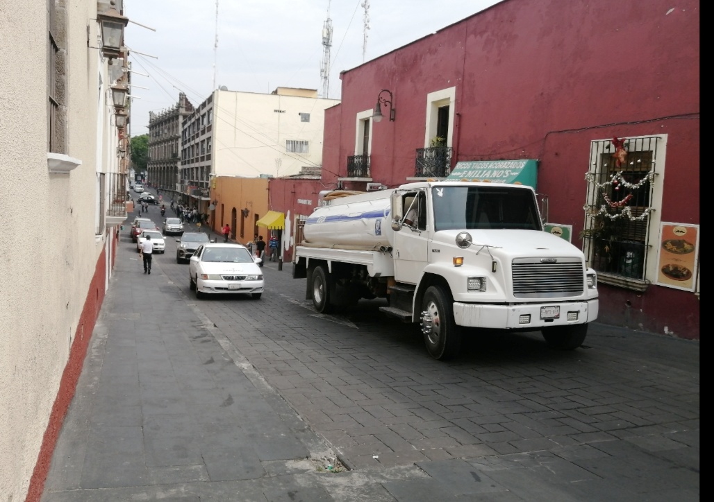 Pipa de agua en el centro 