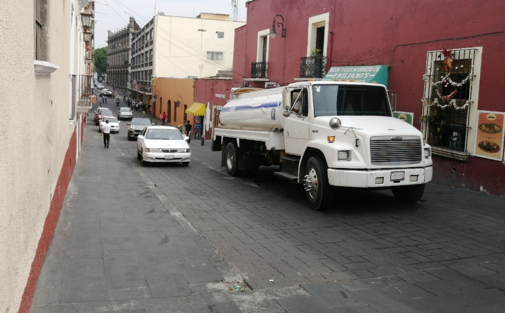 Pipa de agua . Foto de archivo