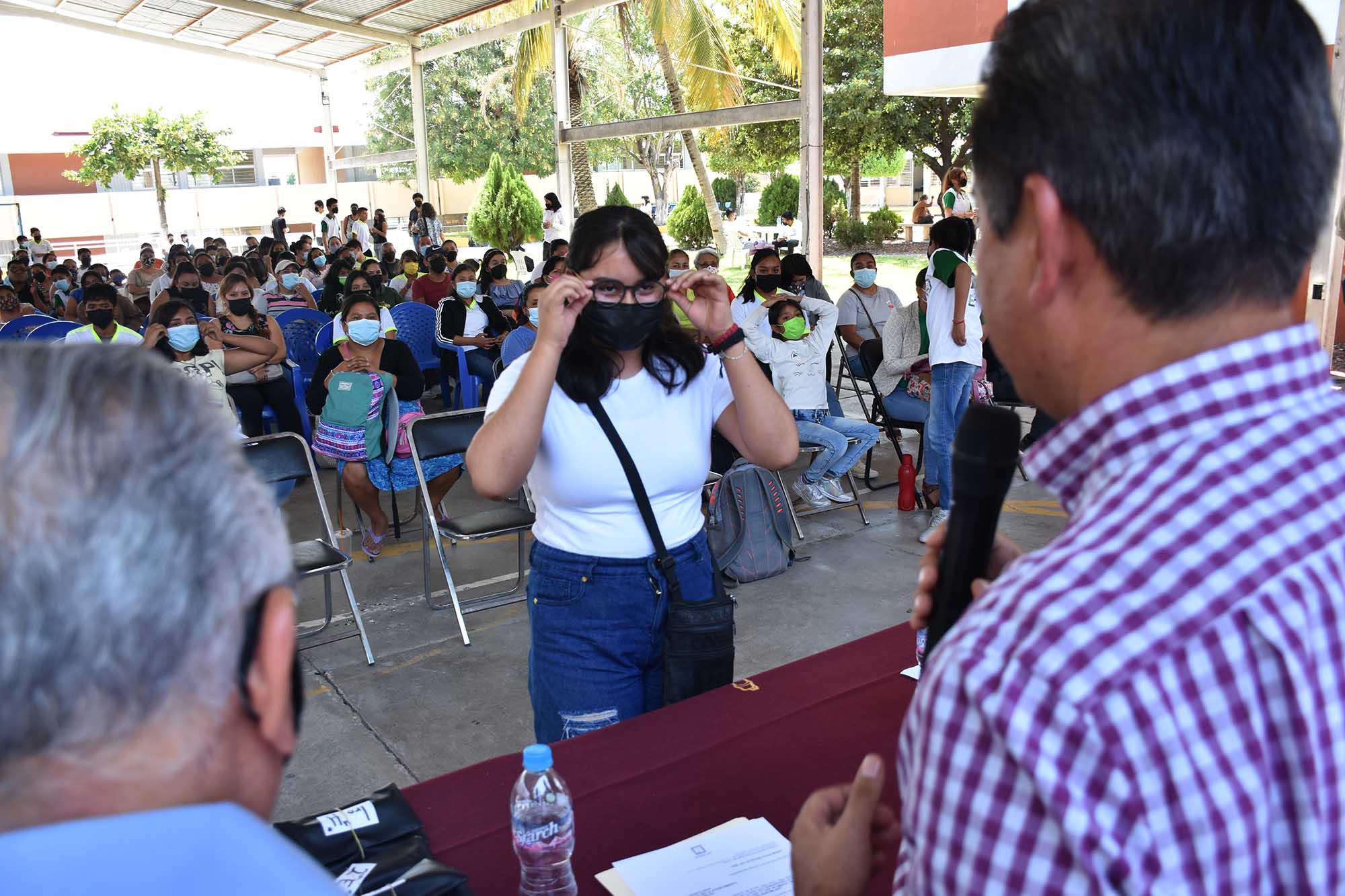 Alumna recibe lentes 