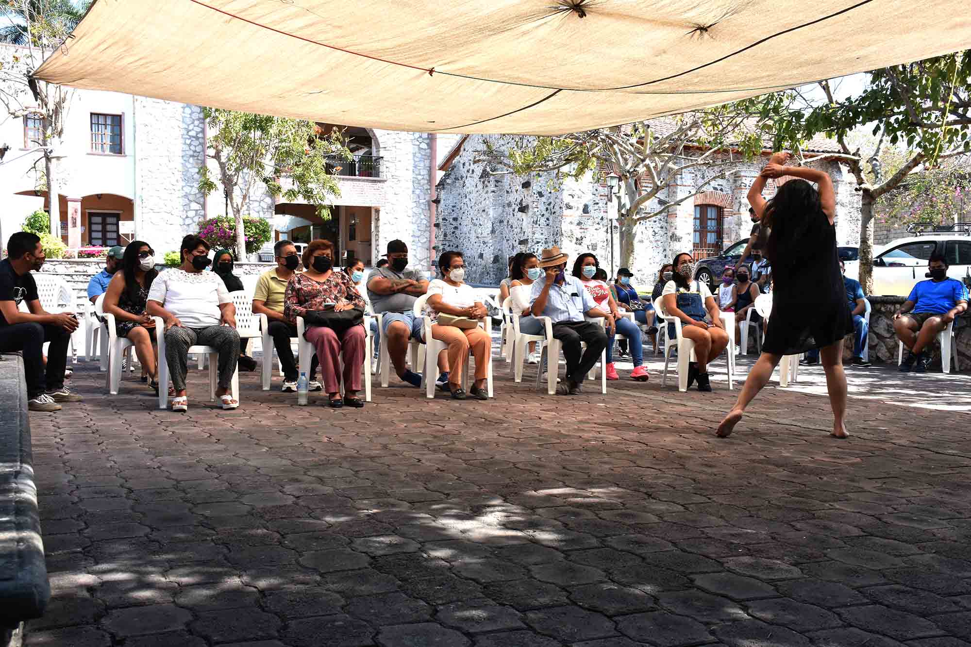 Escena de “Sororidad en el espejo”, La Silla de Daniela y Dos Raíces Danza Fusión en Tlaquiltenango 2