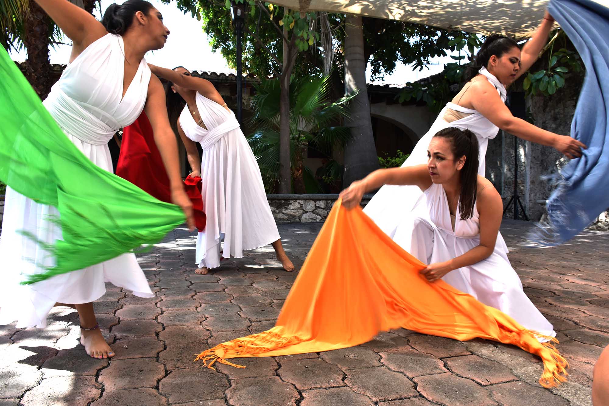 Escena de “Sororidad en el espejo”, La Silla de Daniela y Dos Raíces Danza Fusión en Tlaquiltenango 3