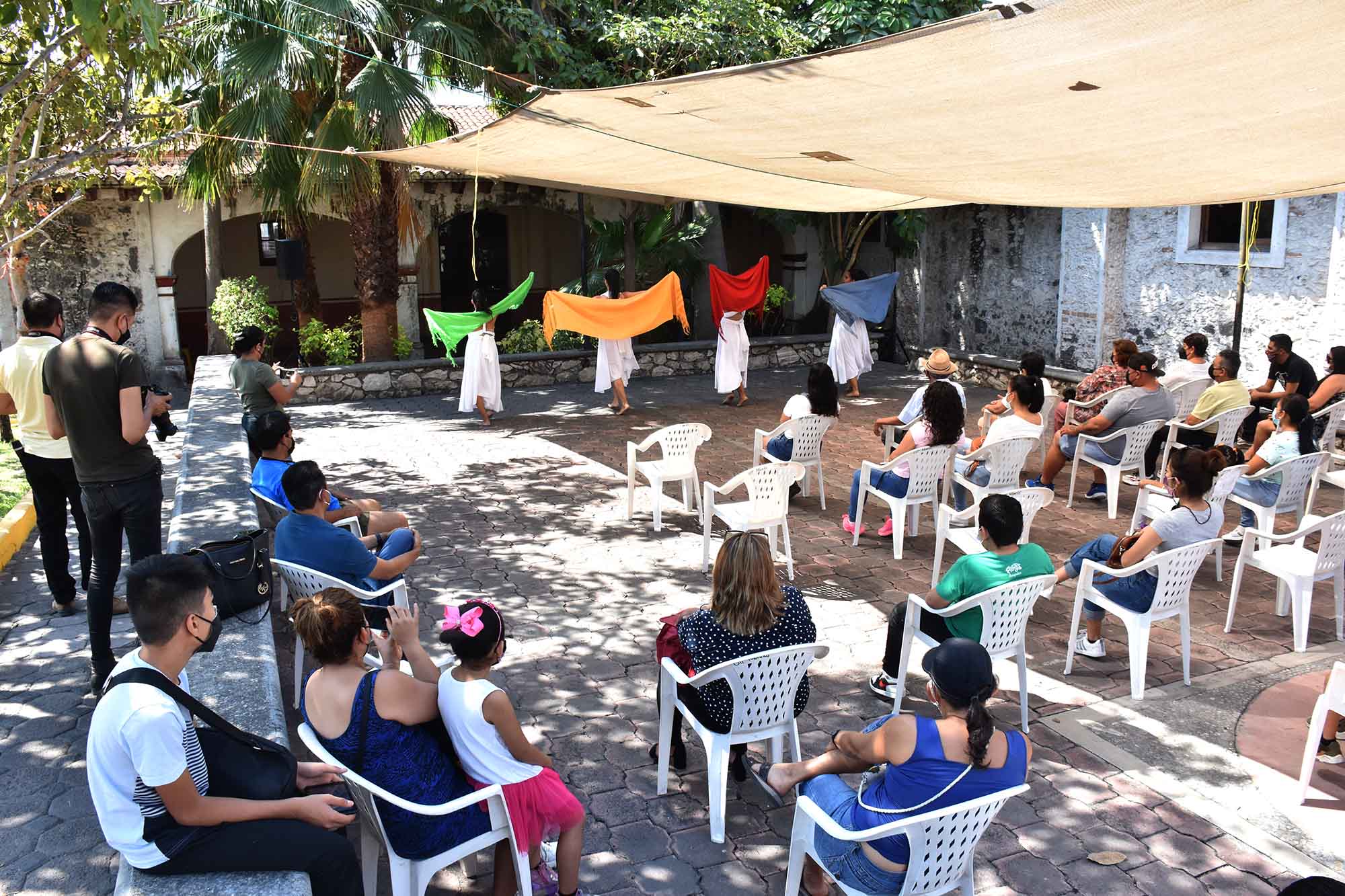 Escena de “Sororidad en el espejo”, La Silla de Daniela y Dos Raíces Danza Fusión en Tlaquiltenango