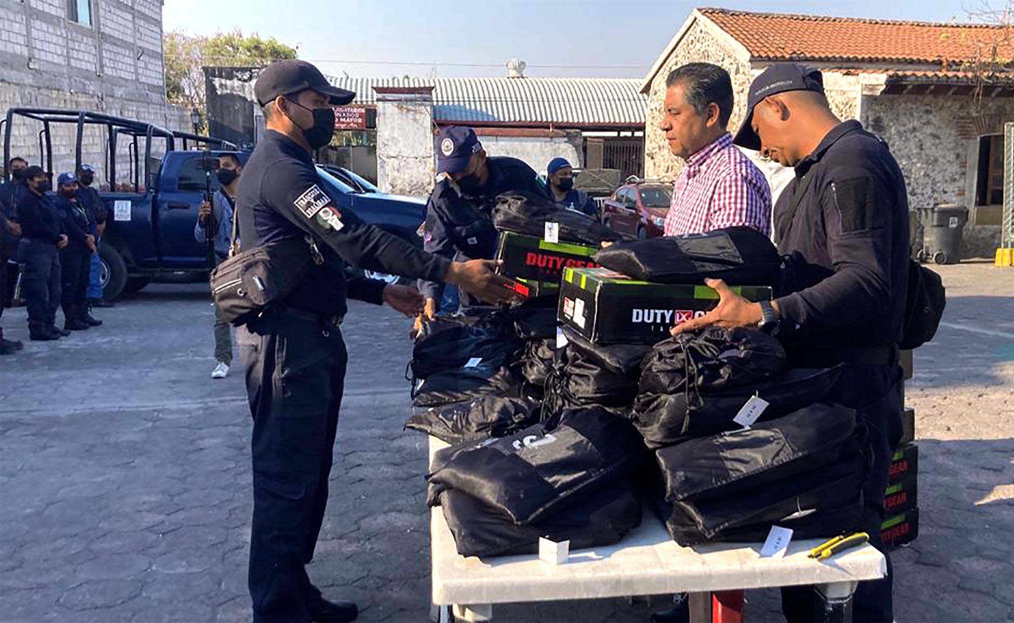 Entrega de Uniformes en Tlaquiltenango