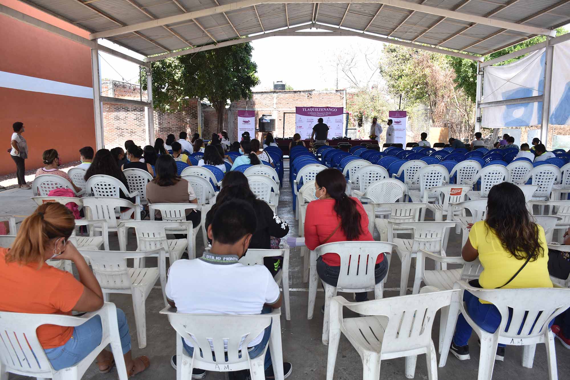 Padres y alumnos beneficiados con la entrega de lentes