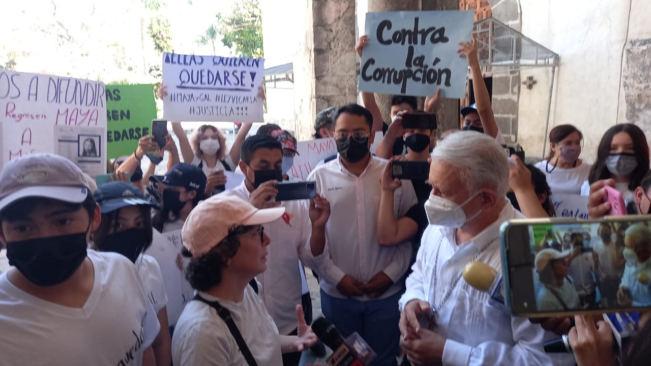 Ramón castro escuchando a manifestantes