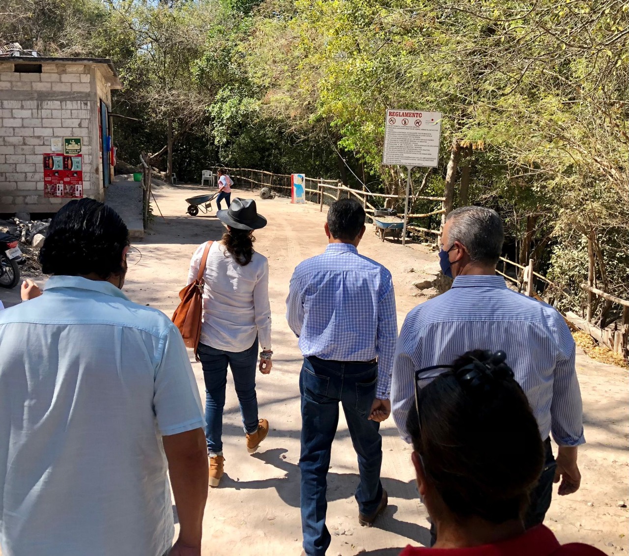 Visita de funcionarios del gobierno y de tlaquiltenango y empresarios