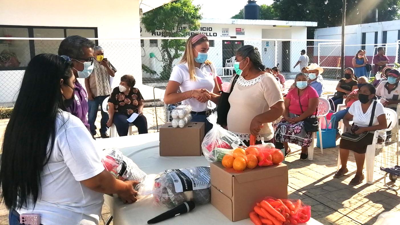 Kenia Franco entrega despensa a familias vulnerables