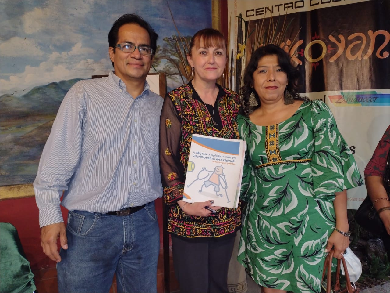 En la gráfica, de izquierda a derecha, la maestra Iris del Carmen Uribe, la doctora Patricia Izquierdo y el escritor Ricardo Venegas.