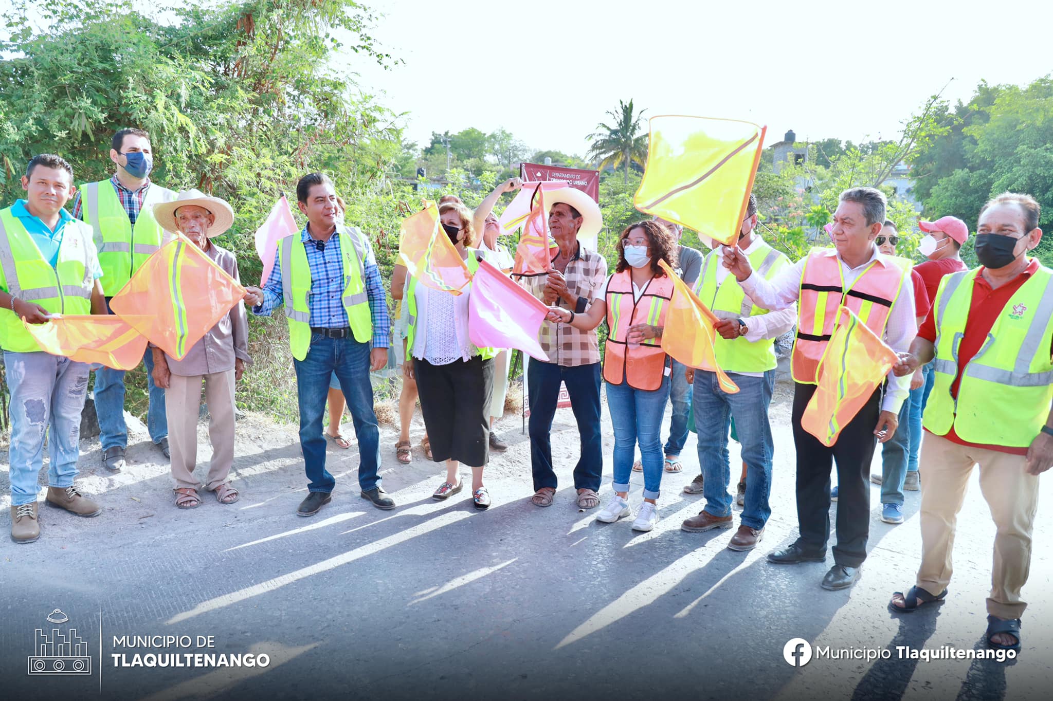 Banderazo de inicio por el alcalde Carlos Franco 