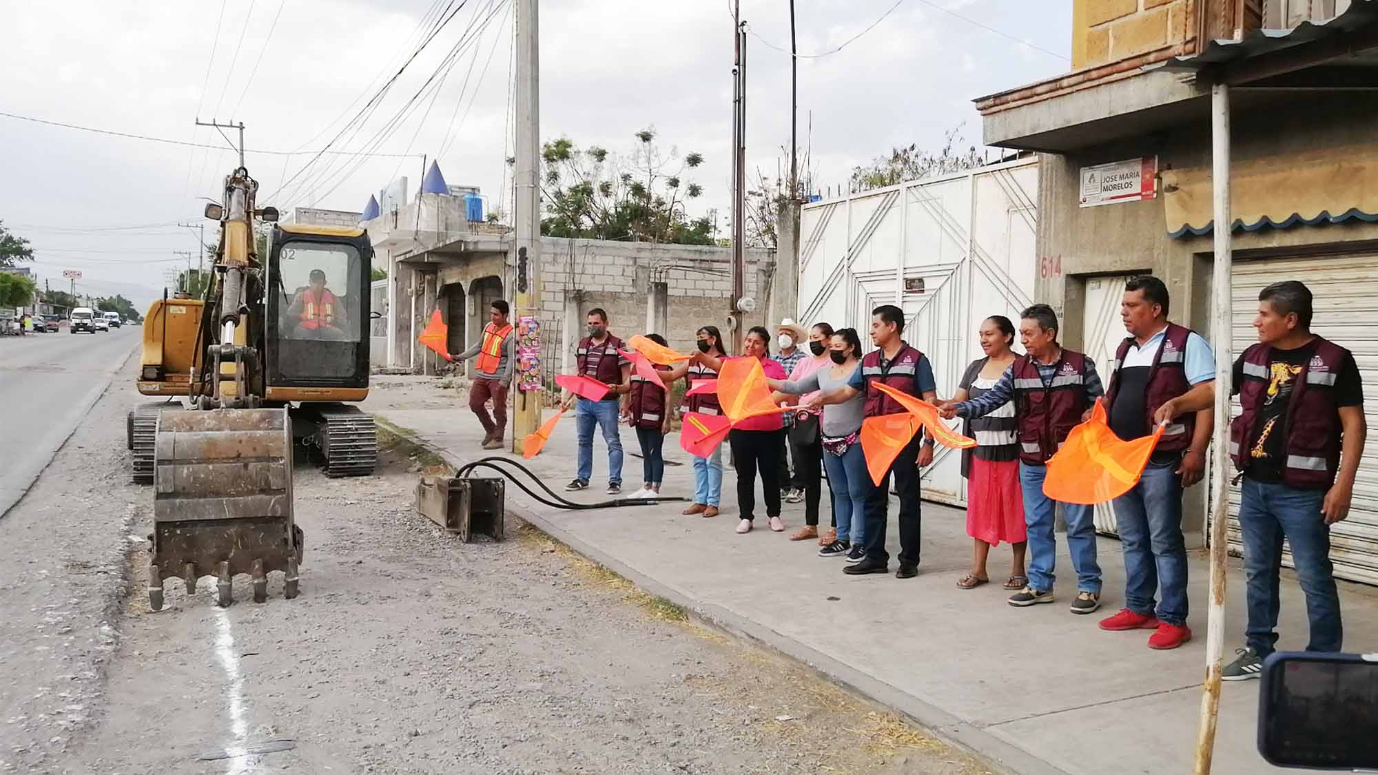 Carlos Franco dando banderazo de inicio de obra