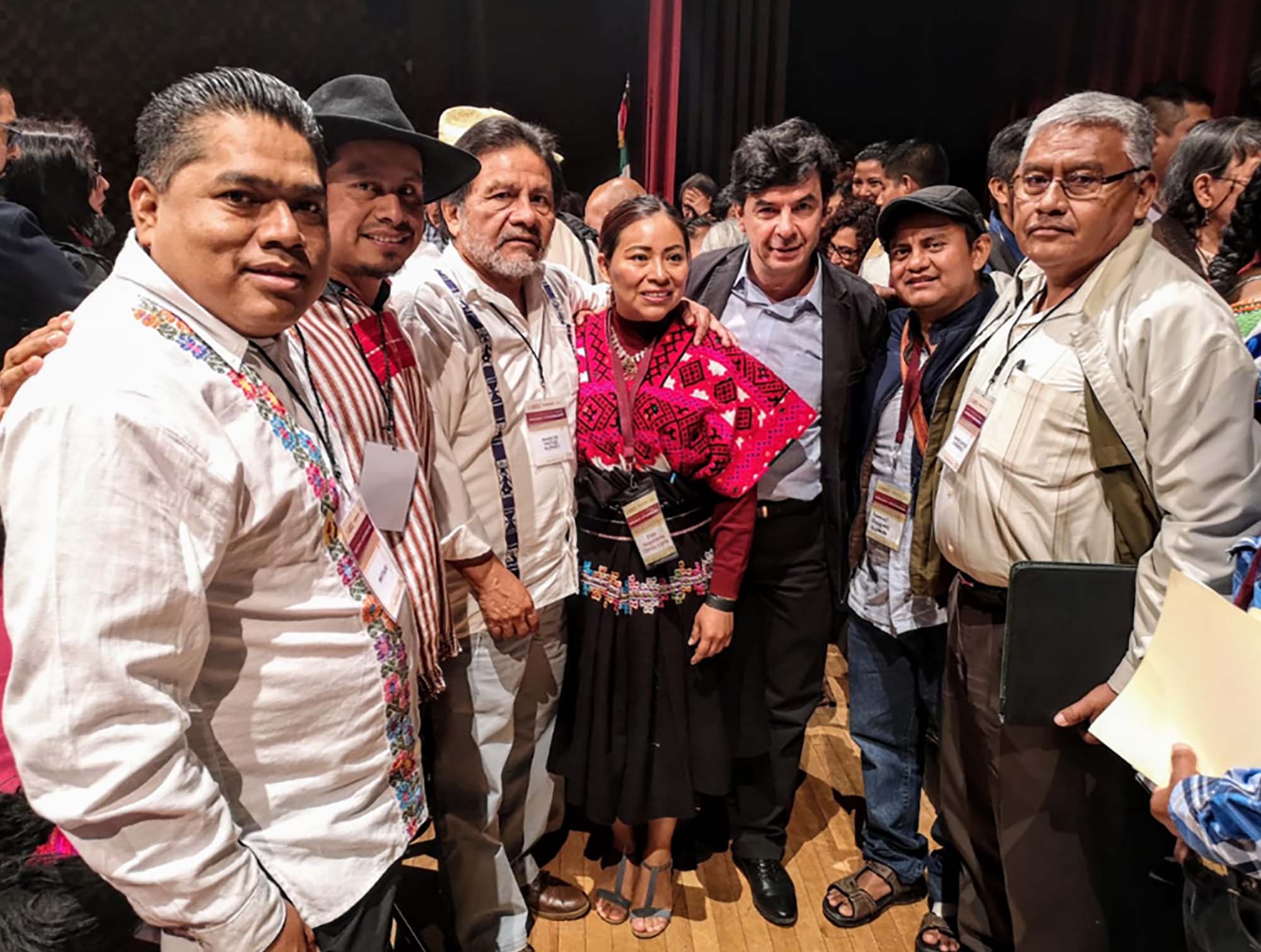 Cielo Gómez con líderes de la Red Nacional de Pueblos Indígenas. Foto redes sociales