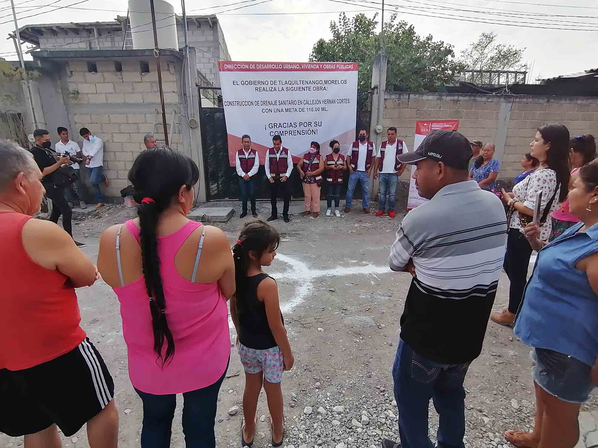 Vecinos y autoridades en el inicio de obra