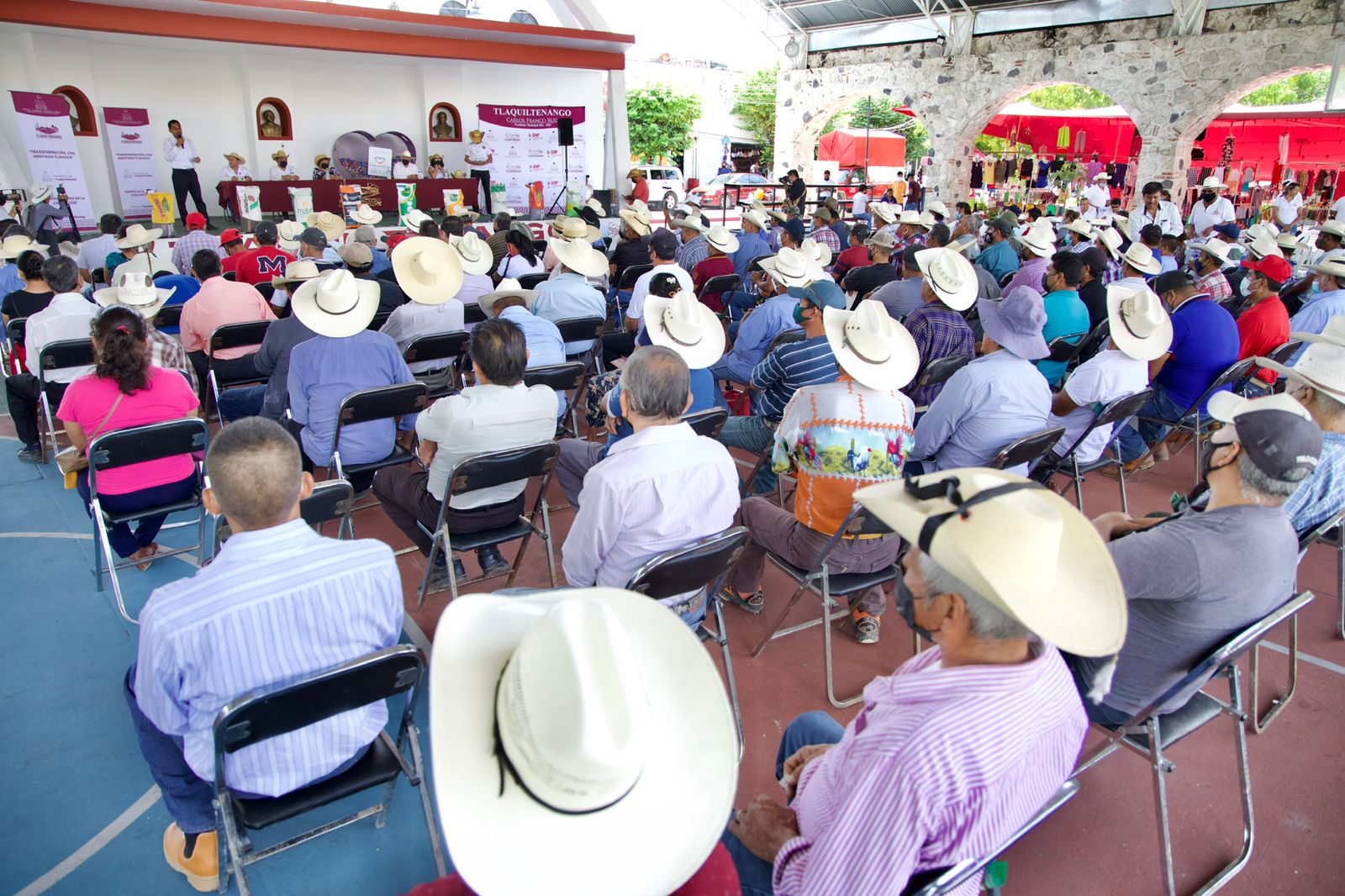 Carlos Franco Ruiz y productores de Tlaquiltenango