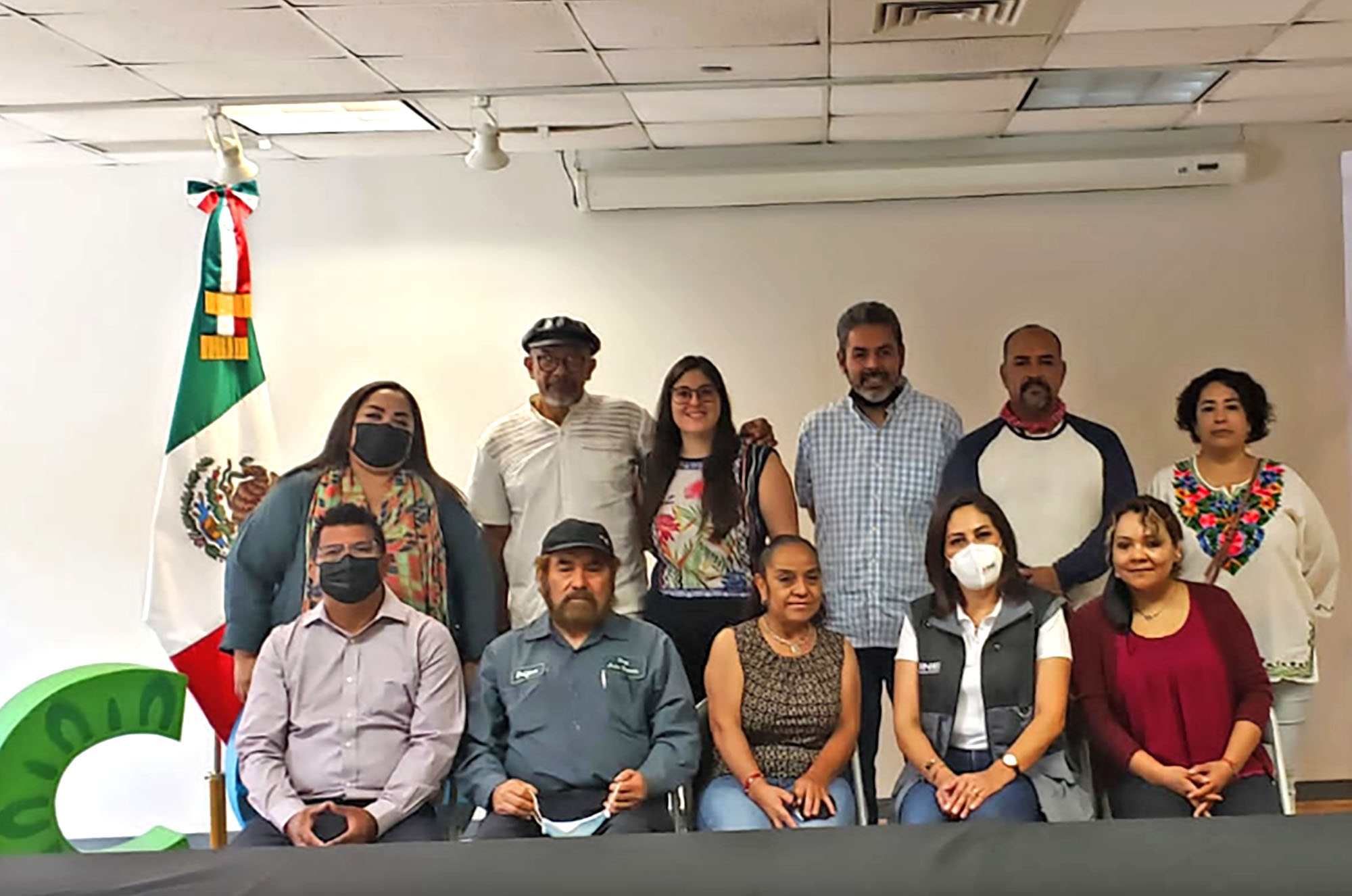 Migrantes reunidos con consejera 1. Foto Coalición de Migrantes Mexicanos