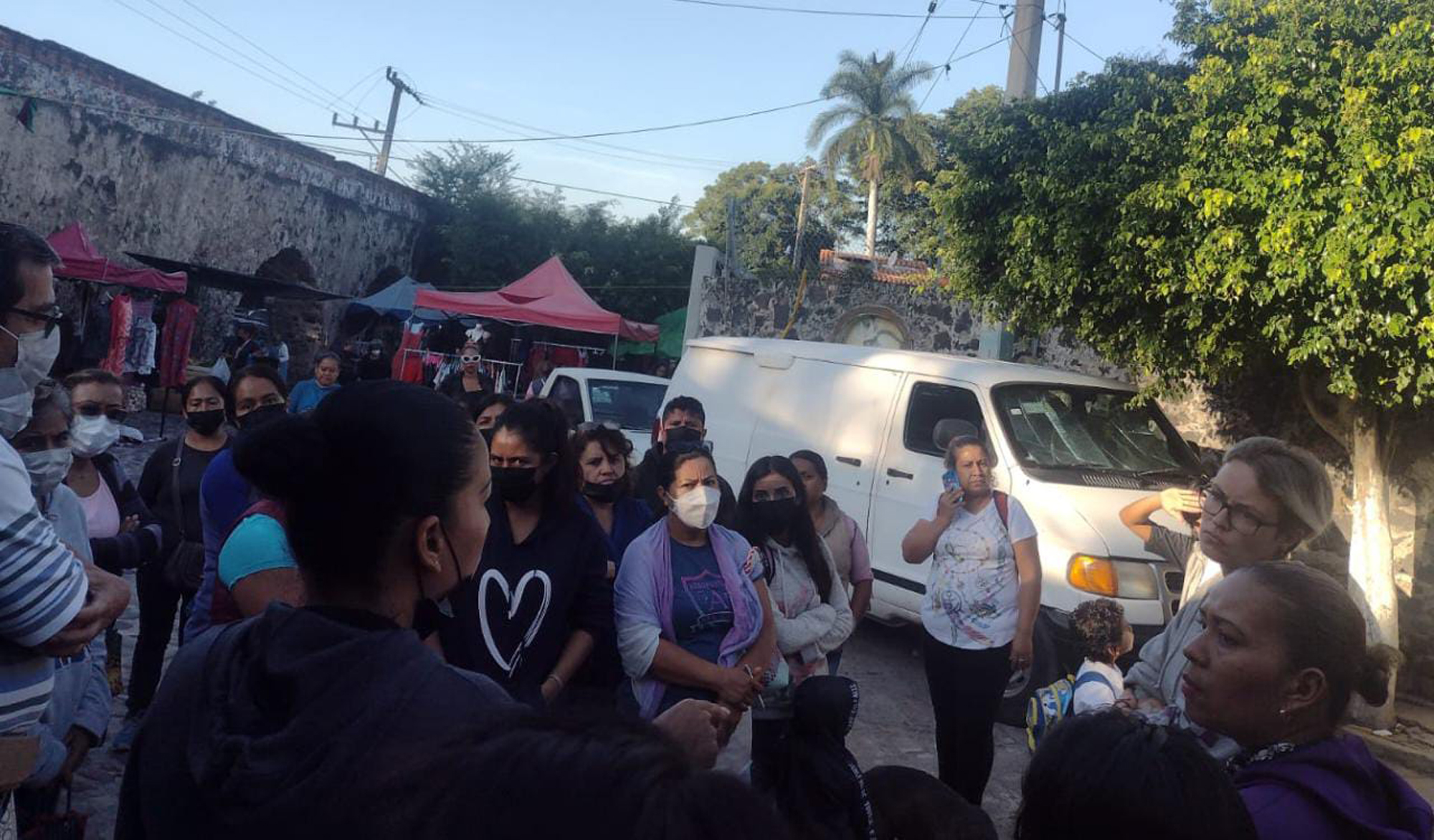 Padres de familia de escuela primaria Cuahutémoc