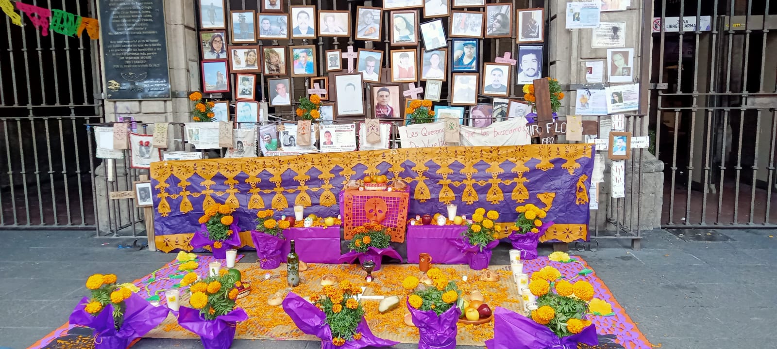 Ofrenda a víctimas en Palacio de Gobierno 