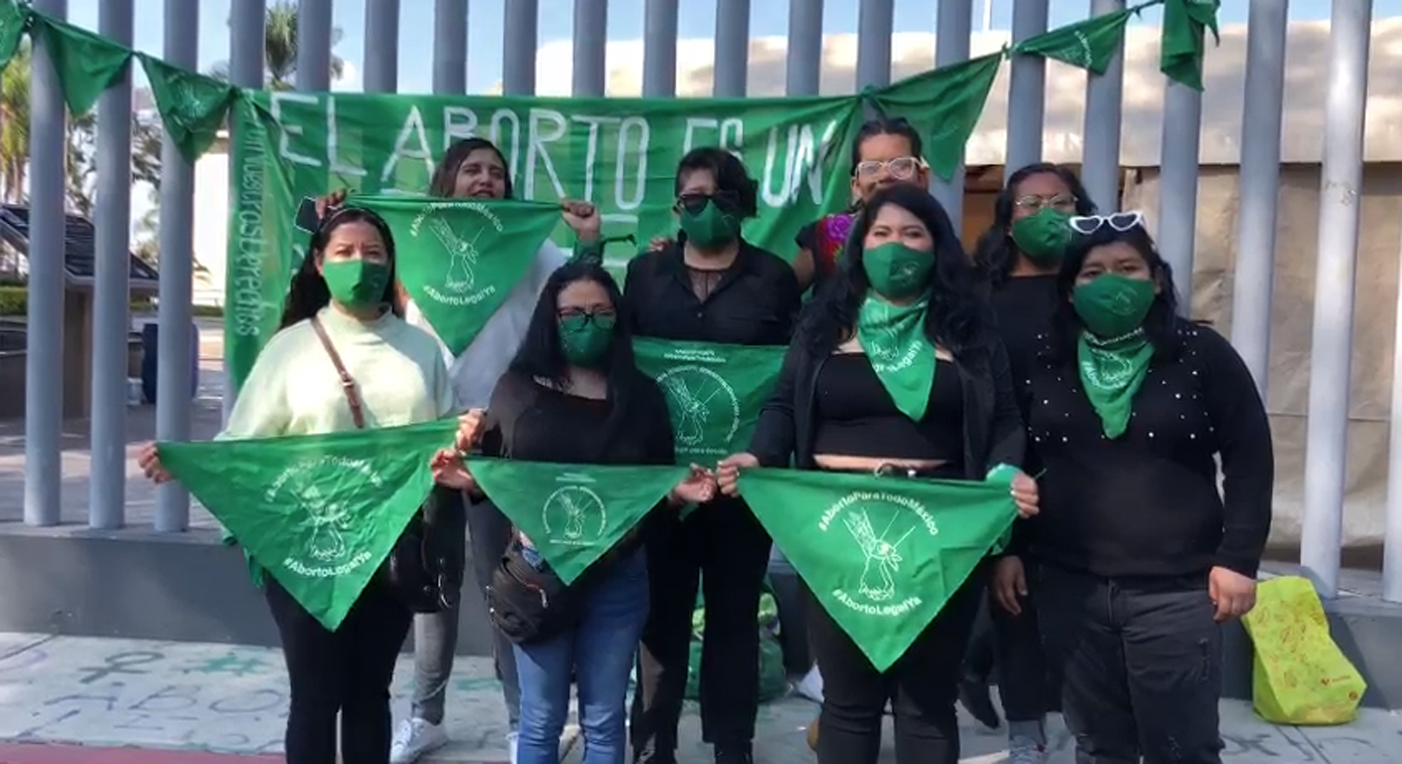 Manifestación feminista frente al Congreso del estado