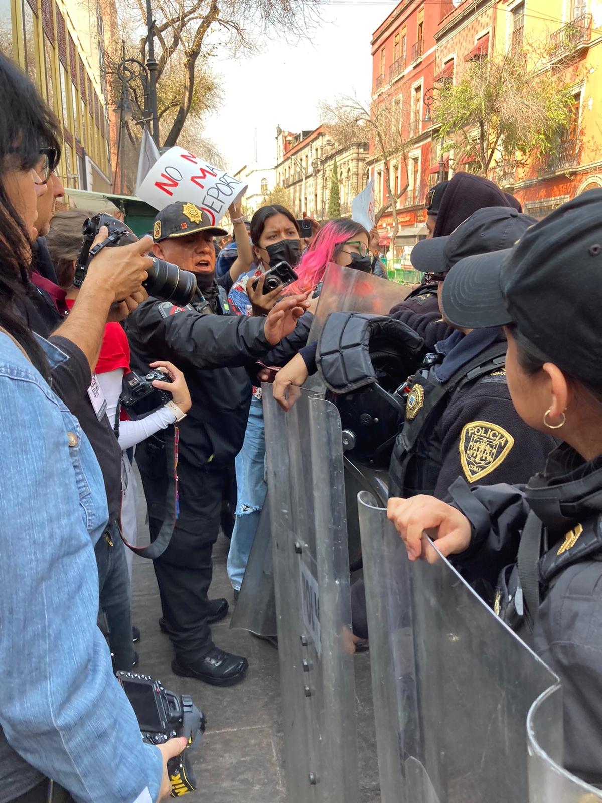 Policías y protesta de organizaciones en favor de los migrantes