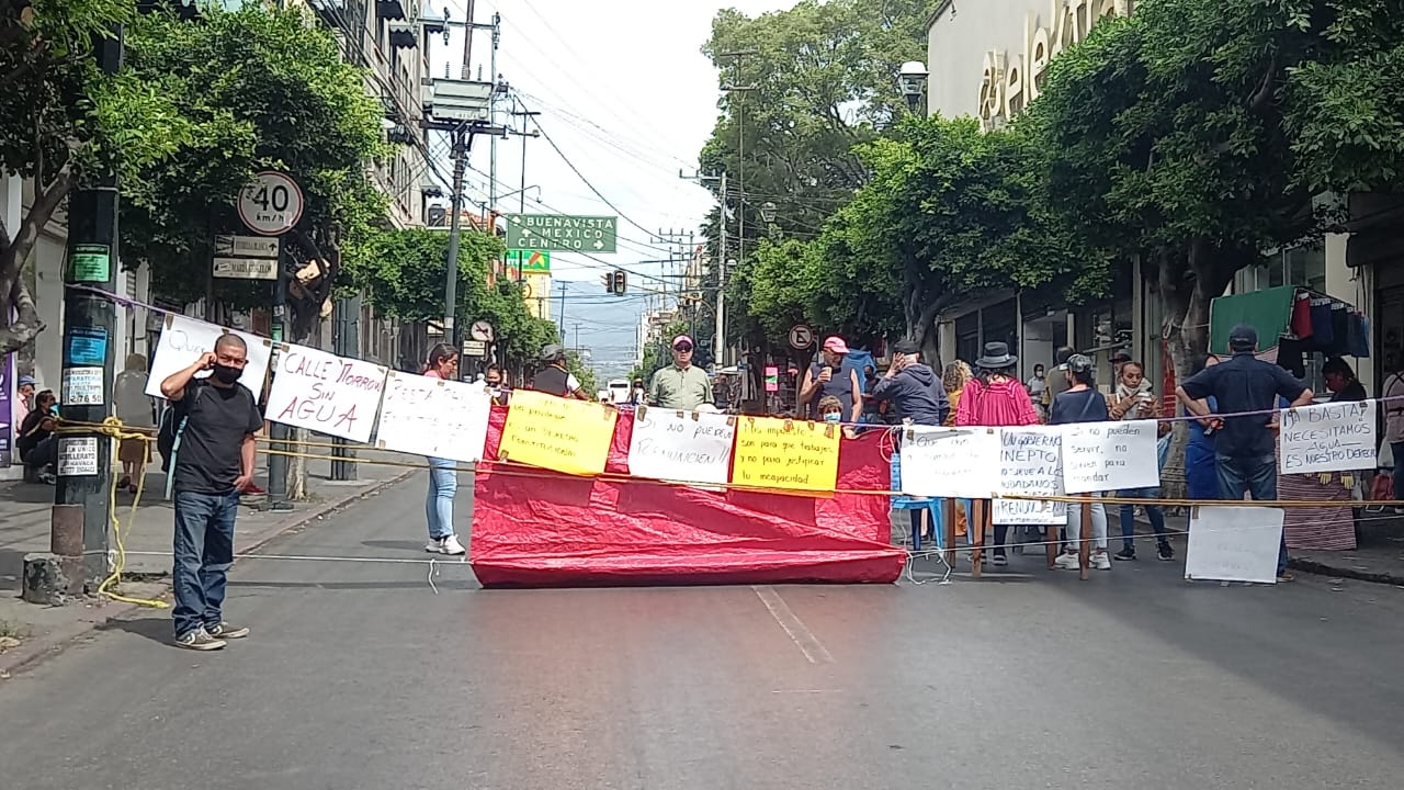 Vecinos de la Casa Latinoamericana y comercios del centro